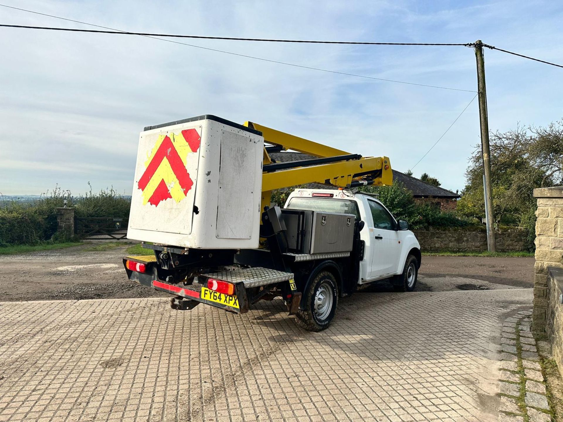 2014/64 ISUZU D-MAX S/C 2.5 TWIN TURBO 4WD PICKUP TRUCK WITH VERSALIFT CHERRY PICKER *PLUS VAT* - Image 5 of 30