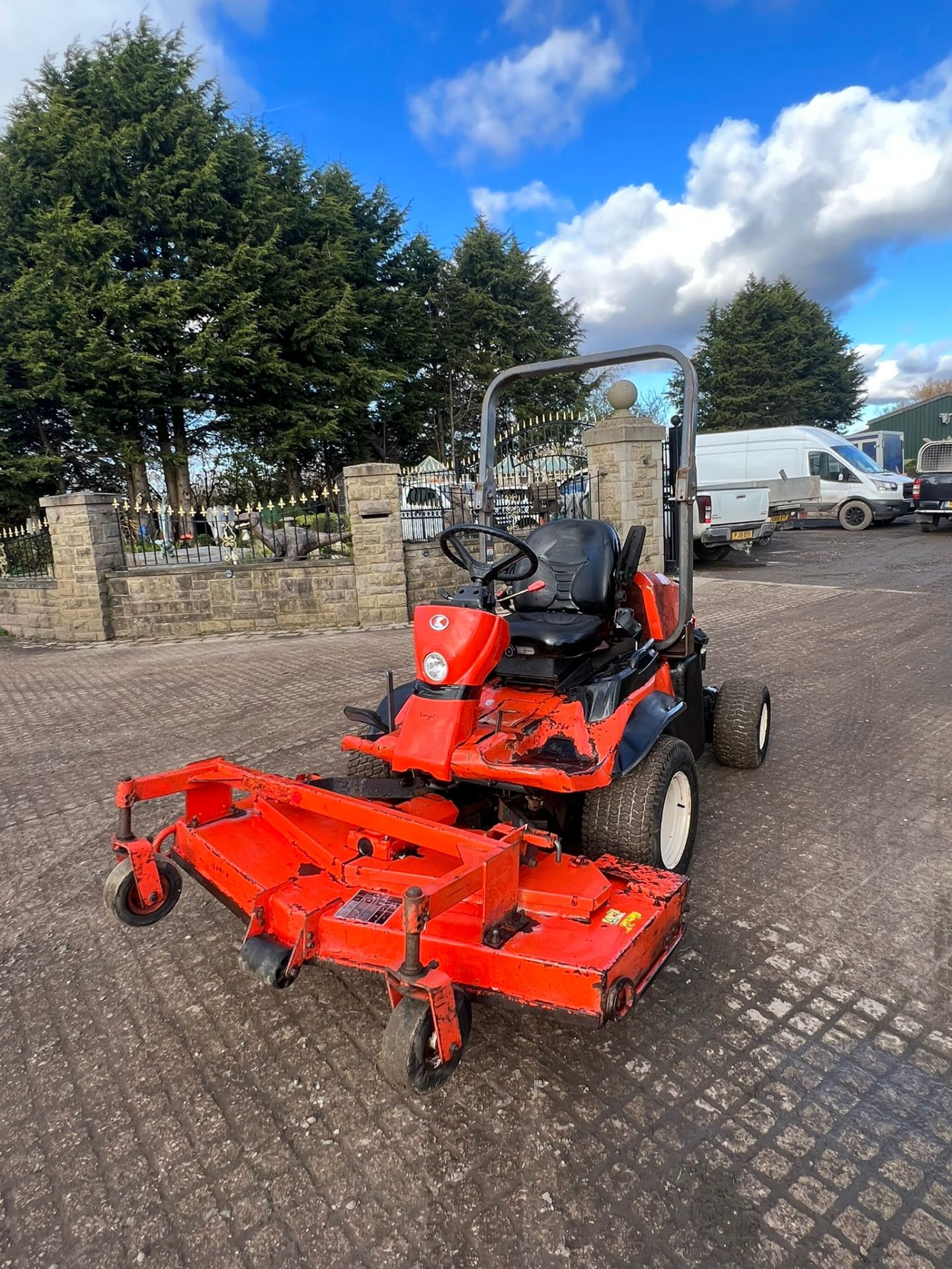 KUBOTA F3680 4WD OUTFRONT RIDE ON MOWER *PLUS VAT* - Image 3 of 12