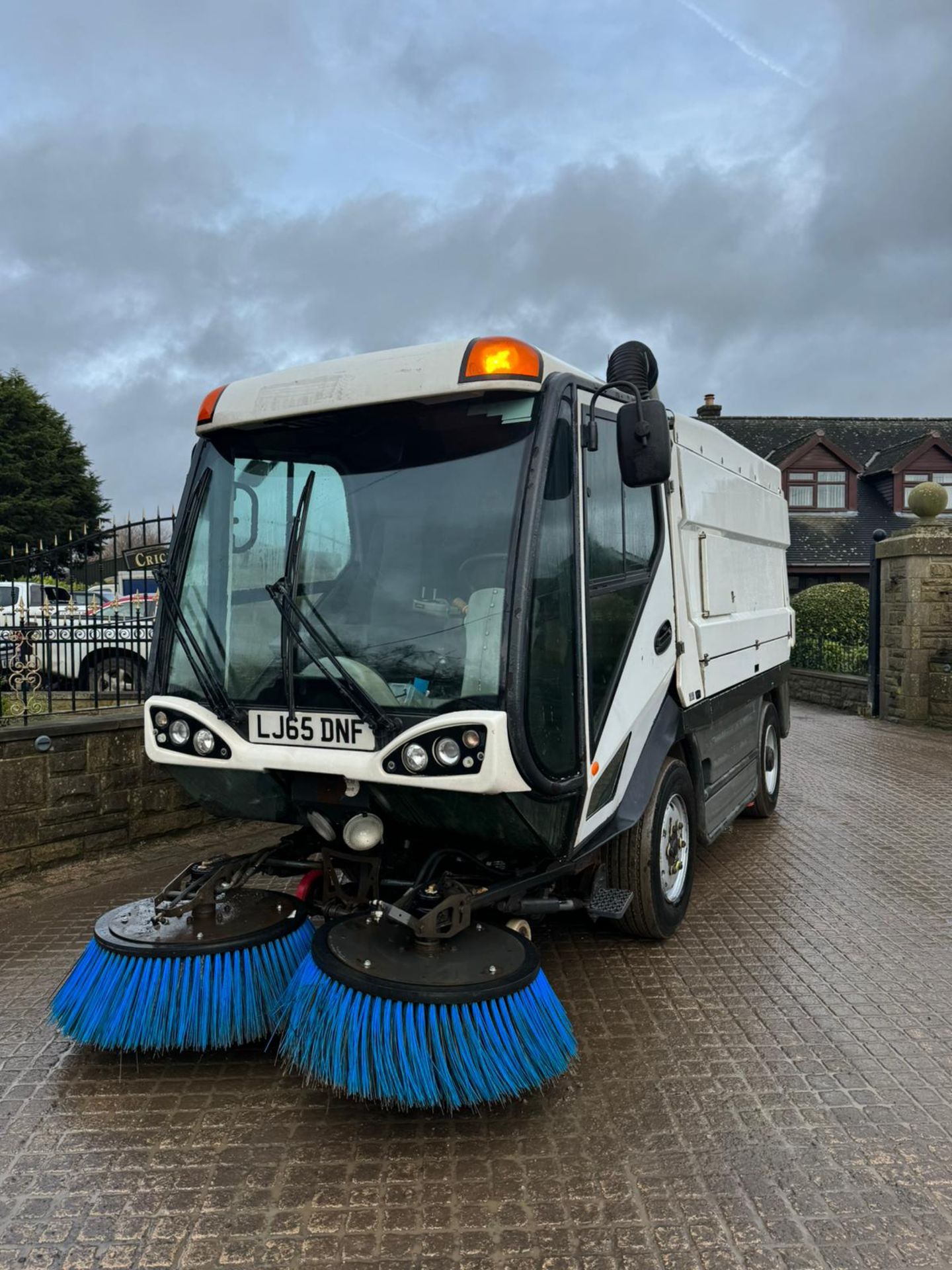 2015 JOHNSTON CX400 MID RANGE ROAD SWEEPER HIGH TIP *PLUS VAT* - Image 12 of 13