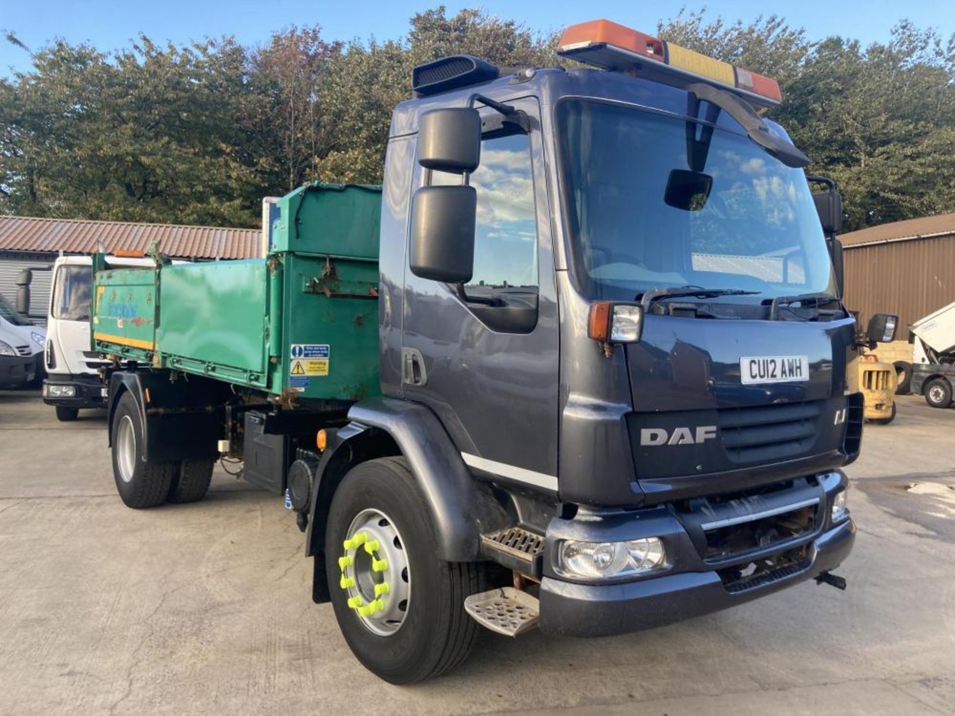 2012 DAF TRUCKS LF55.220 WHITE AND GREEN HCV 3-WAY TIPPER *PLUS VAT* - Image 4 of 24