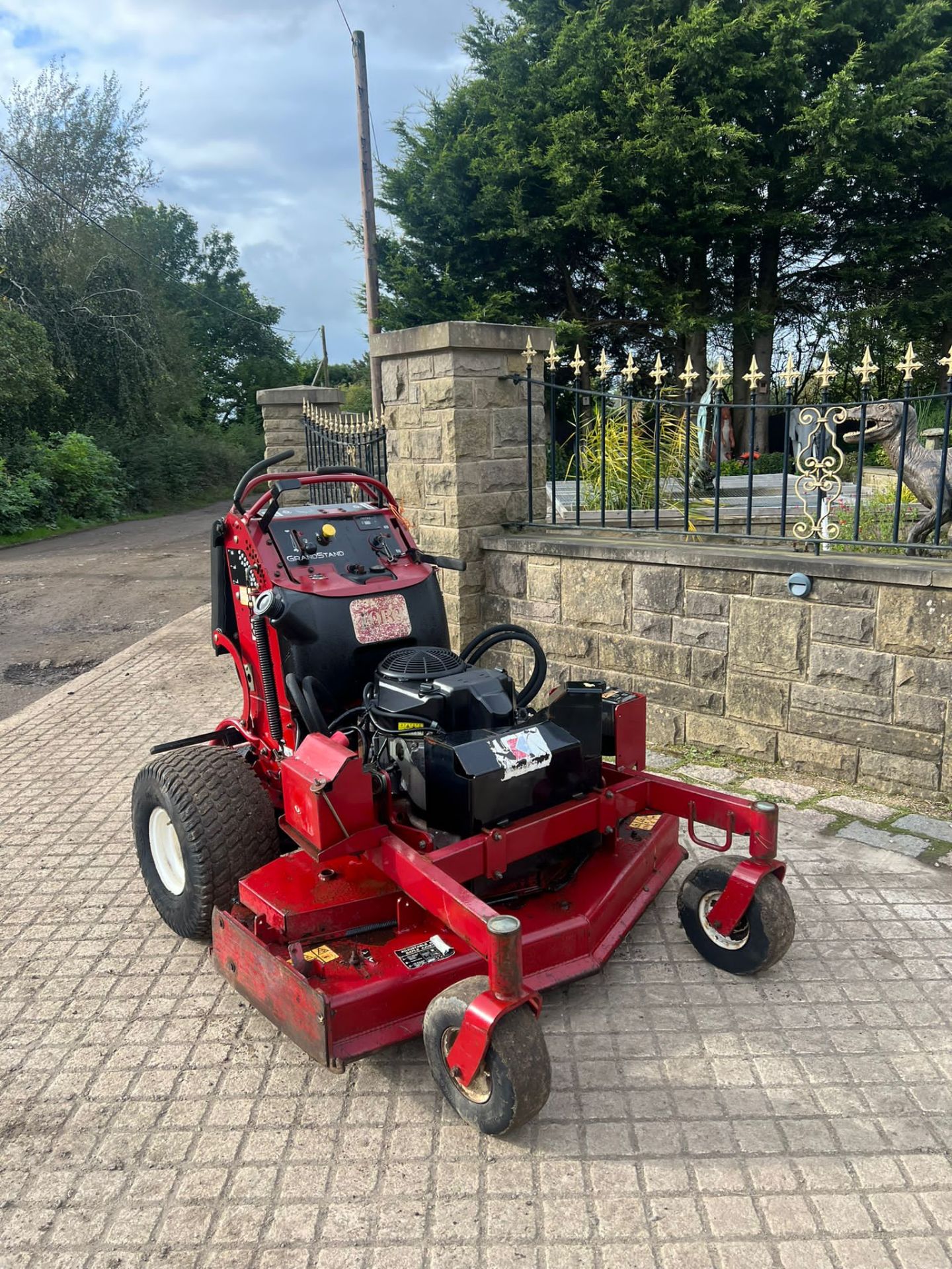 2013 TORO GRANDSTAND 48 STAND ON MOWER *PLUS VAT* - Image 2 of 10