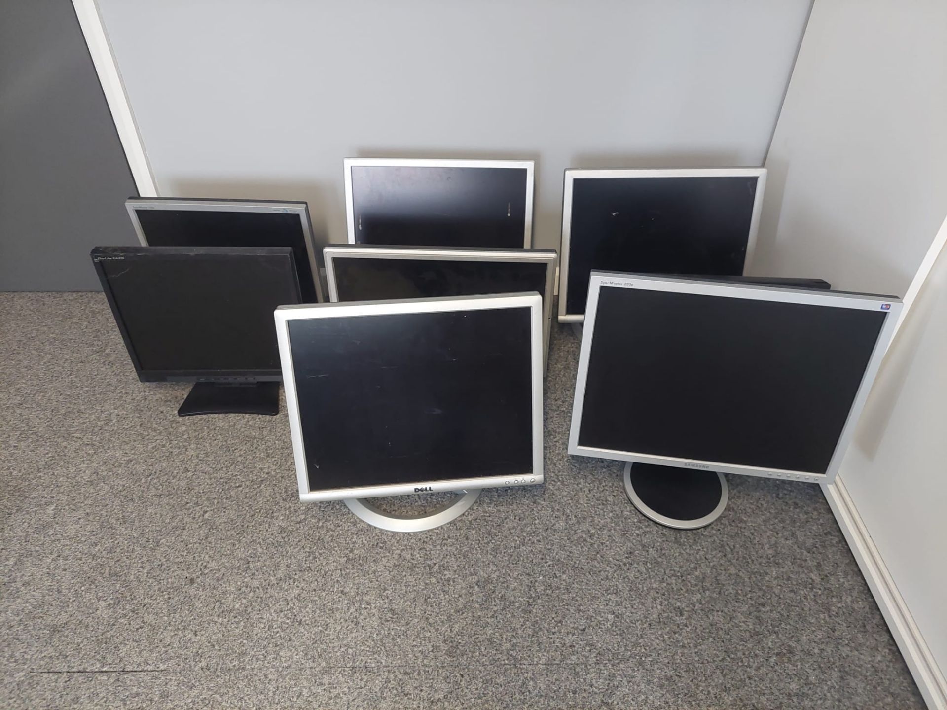 8x Broken LCD Monitors, Varying Manufacturers, No Reserve *NO VAT* - Image 2 of 3