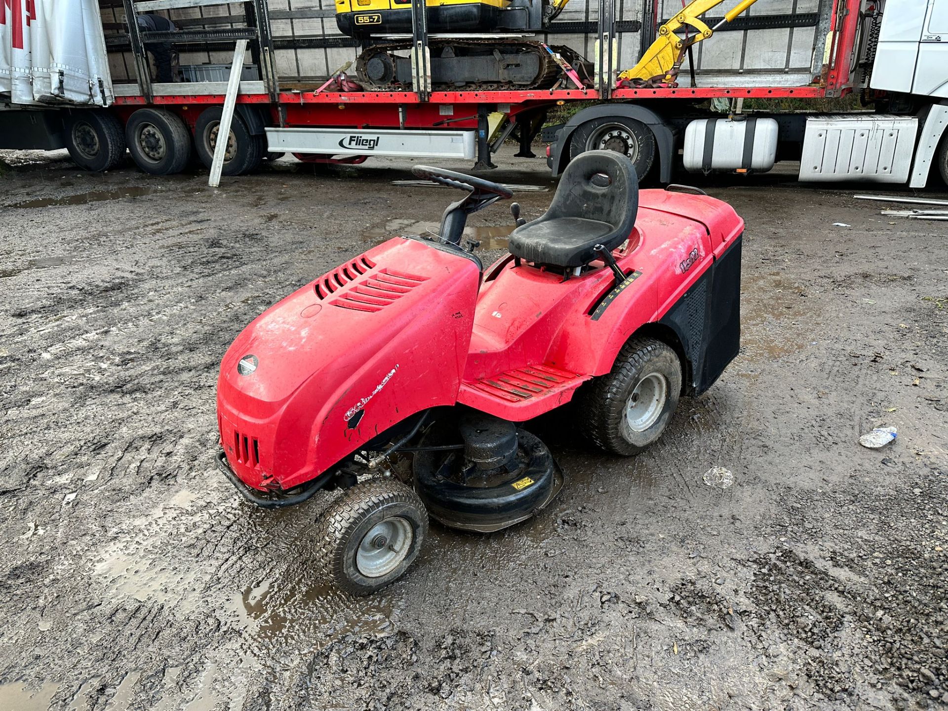 CASTLE GARDEN 11.5/92 RIDE ON MOWER WITH REAR COLLECTOR *PLUS VAT* - Image 2 of 5