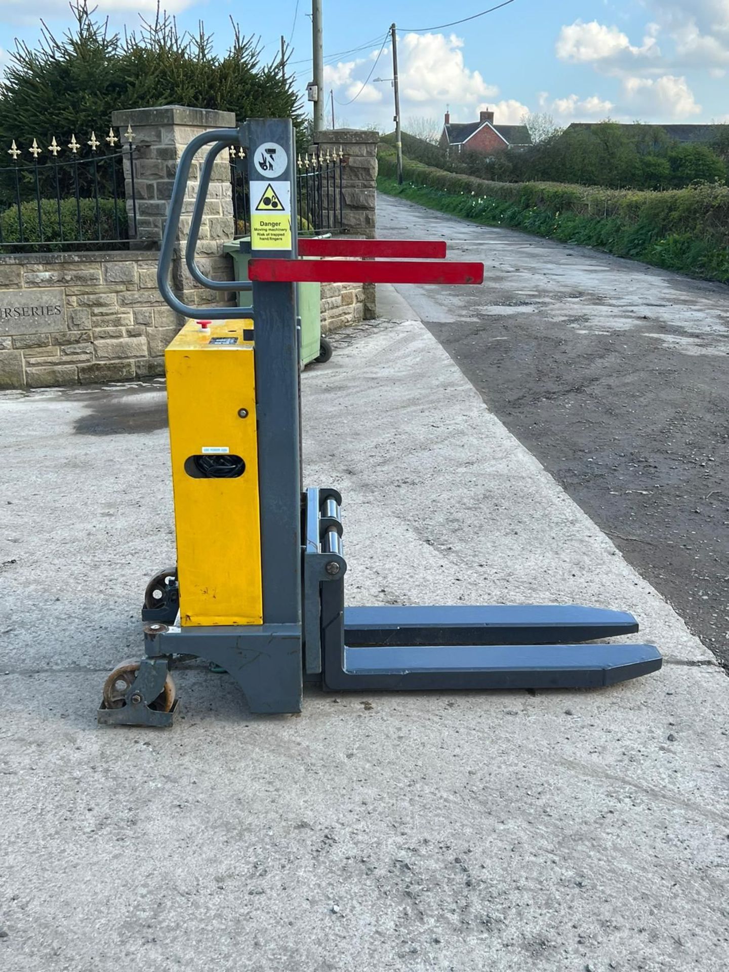 WARRIOR YM250 PALLET TRUCK *PLUS VAT* - Image 2 of 9