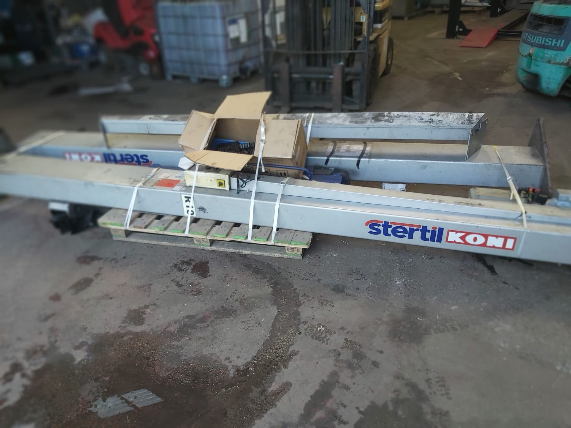 Stertil Koni 2 post lift 2.8 tons 3 phase *NO VAT* - Image 4 of 14