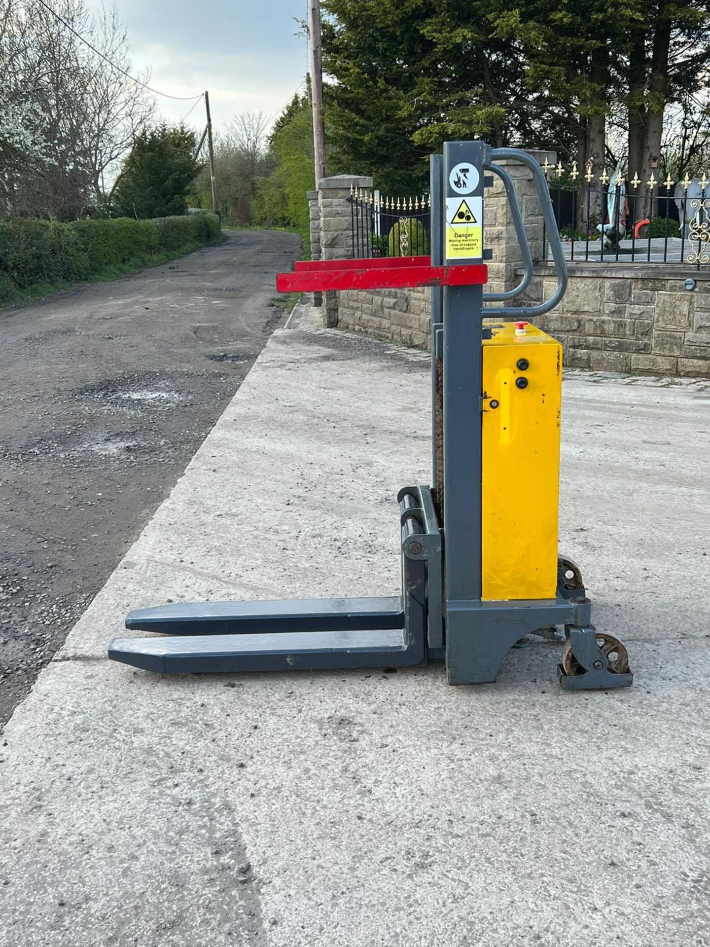 WARRIOR YM250 PALLET TRUCK *PLUS VAT* - Image 4 of 9