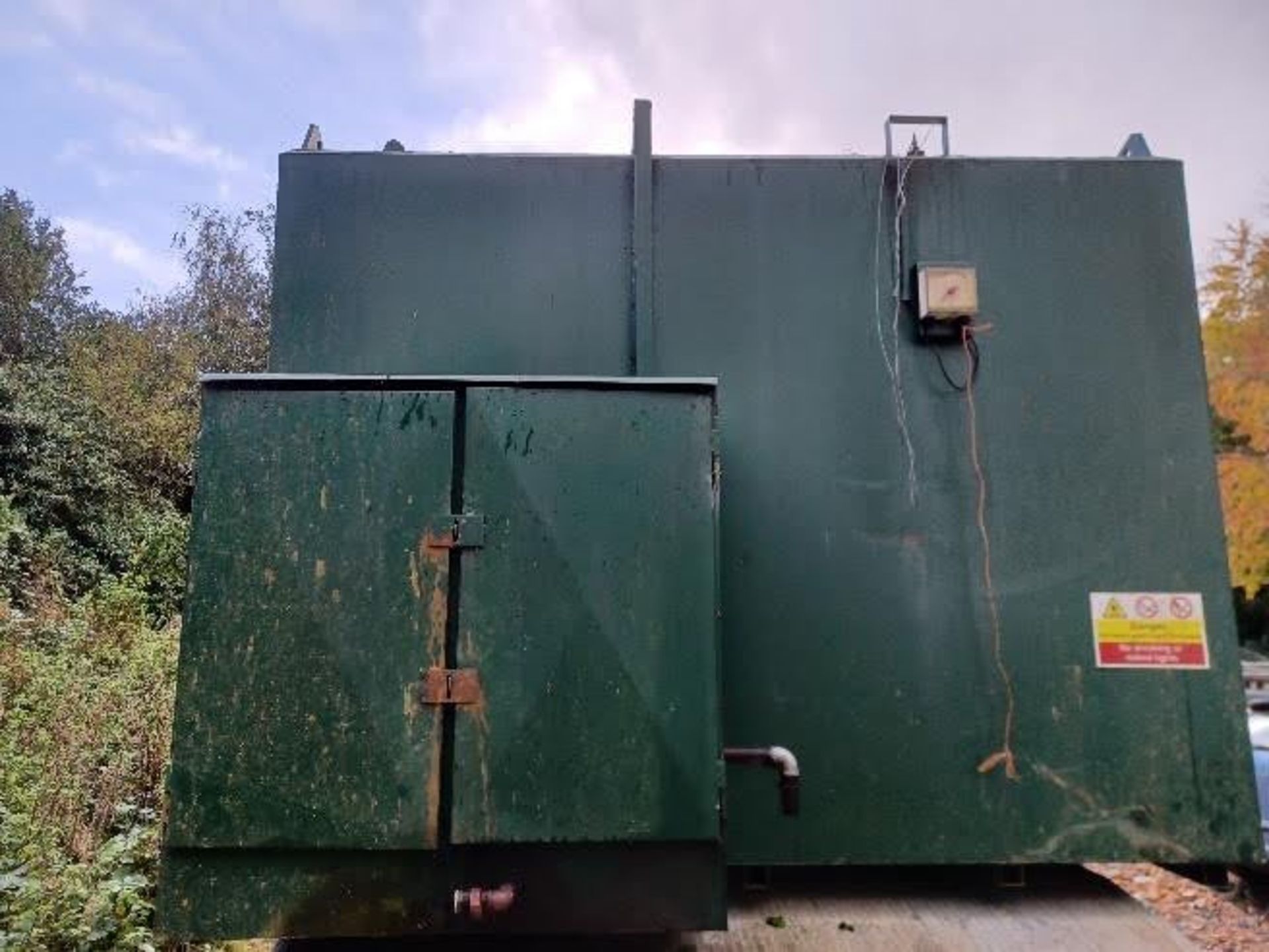 BUNDED KEROSENE TANK APPROX 3000 GALLON – USED FOR HEATING OIL *PLUS VAT* - Image 2 of 3