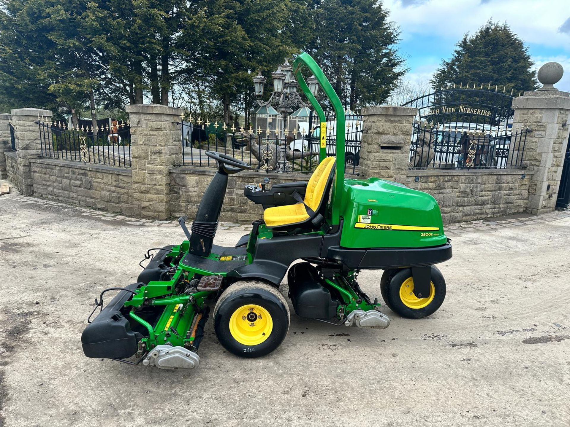 John Deere 2500E Hybrid 3 Gang Cylinder Mower With Grass Boxes *PLUS VAT* - Image 3 of 19