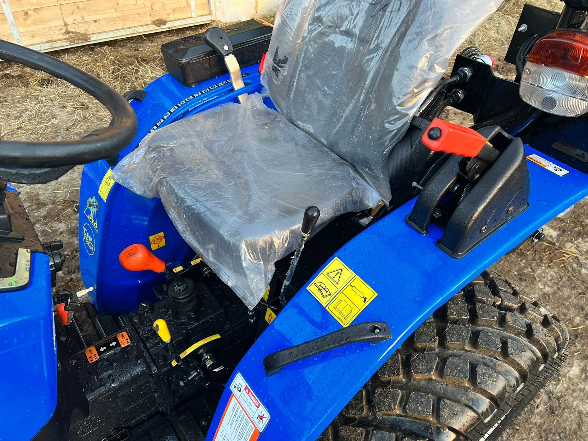 UNUSED SOLIS 20 20hp 4WD COMPACT TRACTOR, SHOWING A LOW AND GENUINE 3 HOURS *PLUS VAT* - Image 16 of 16