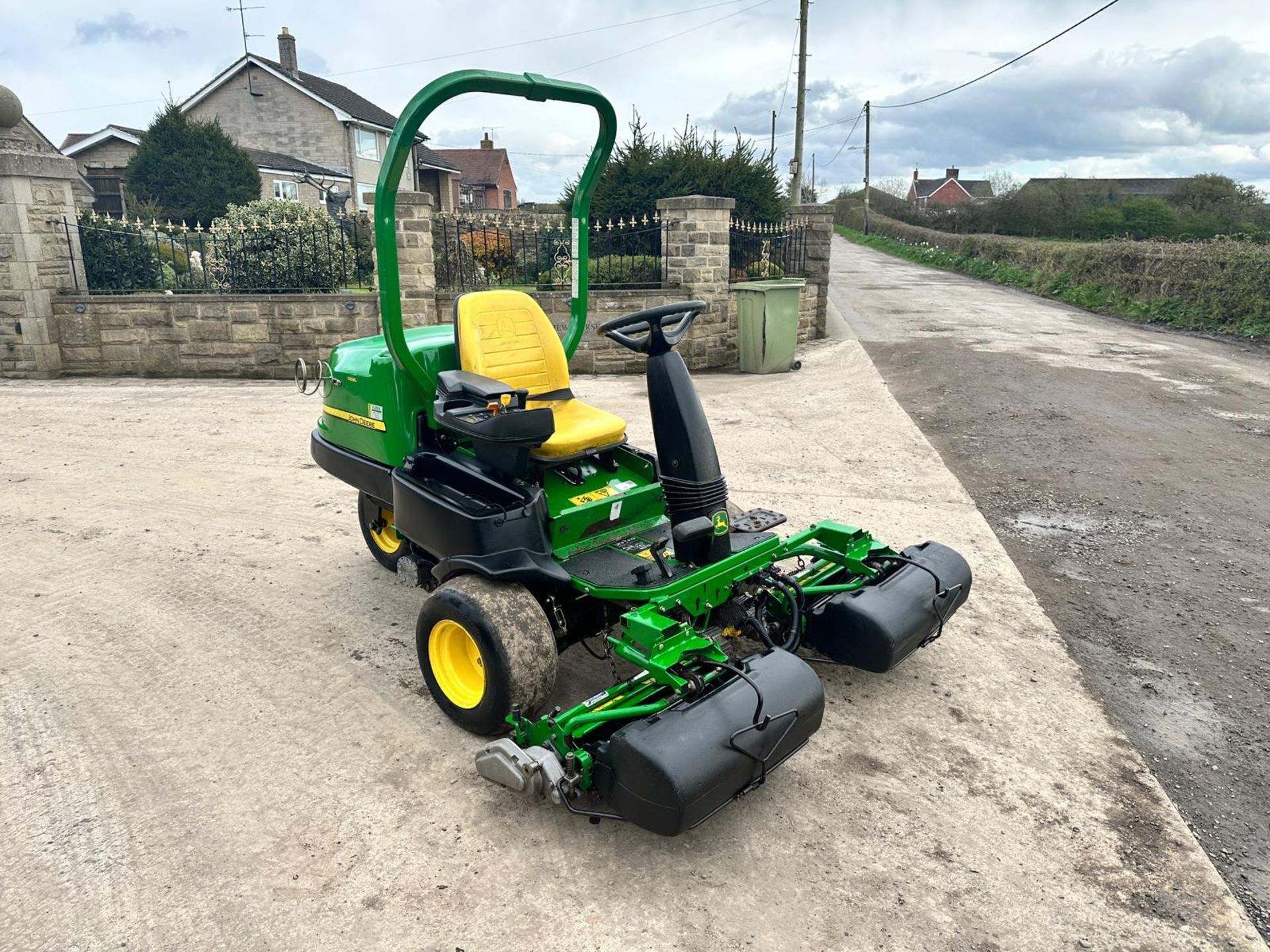 John Deere 2500E Hybrid 3 Gang Cylinder Mower With Grass Boxes *PLUS VAT*