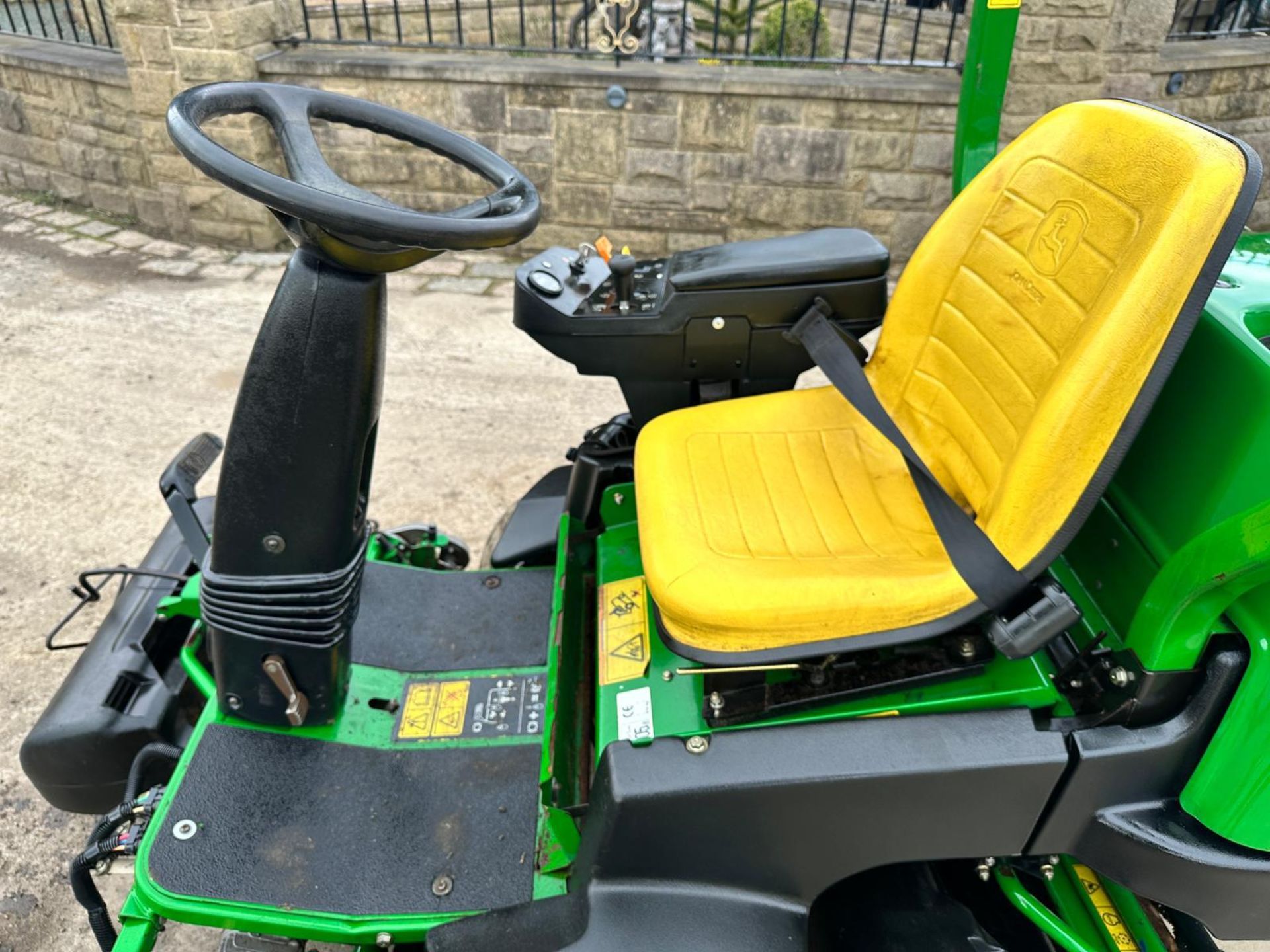 John Deere 2500E Hybrid 3 Gang Cylinder Mower With Grass Boxes *PLUS VAT* - Image 13 of 19