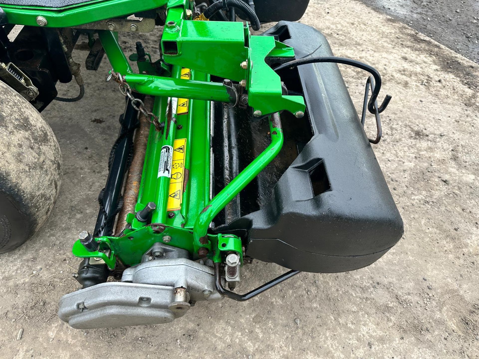 John Deere 2500E Hybrid 3 Gang Cylinder Mower With Grass Boxes *PLUS VAT* - Image 7 of 19