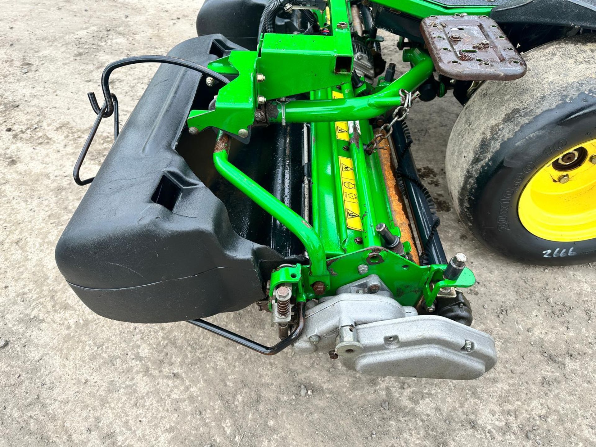 John Deere 2500E Hybrid 3 Gang Cylinder Mower With Grass Boxes *PLUS VAT* - Image 8 of 19