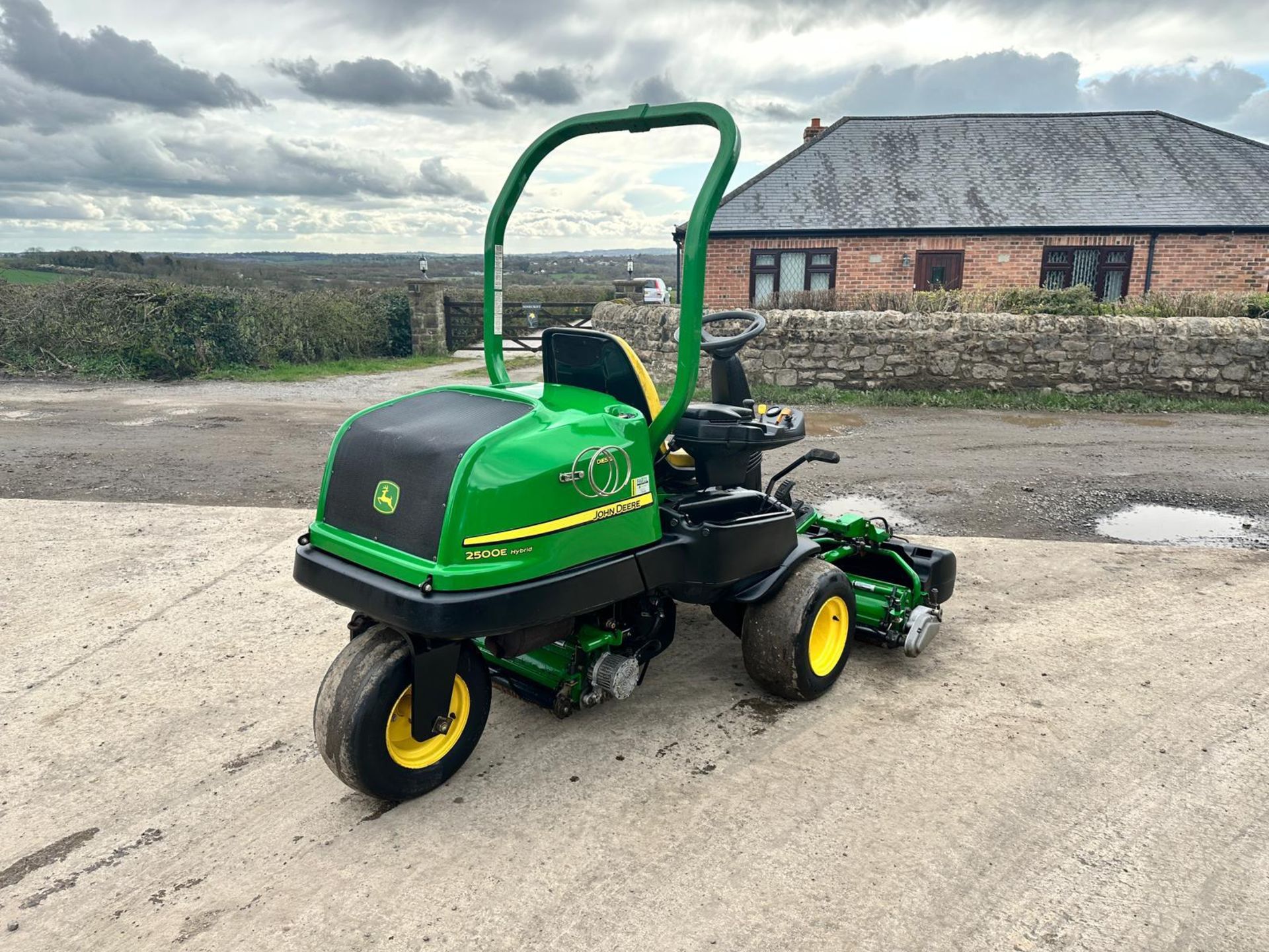 John Deere 2500E Hybrid 3 Gang Cylinder Mower With Grass Boxes *PLUS VAT* - Image 6 of 19