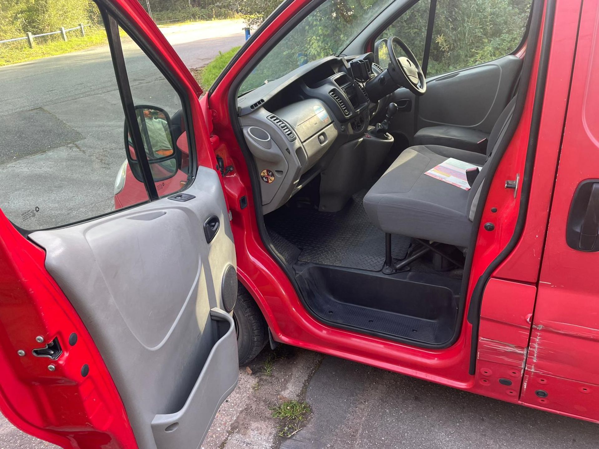 NEW MOT! 2013 VAUXHALL VIVARO 2900 ECOFLEX CDTI LWB RED PANEL VAN *NO VAT* - Image 15 of 18