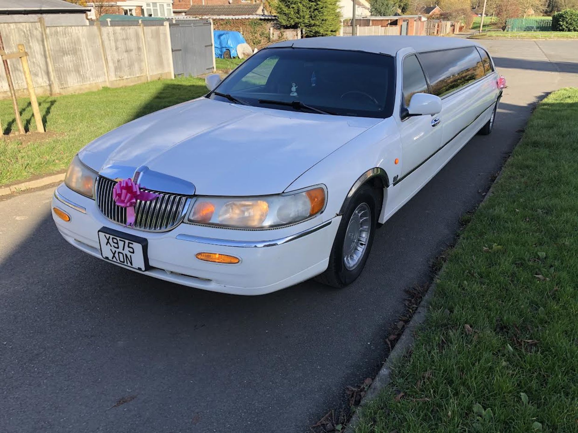 2001 LINCOLN TOWN CAR AUTO WHITE 10 SEATER LIMOUSINE *NO VAT* - Image 2 of 4