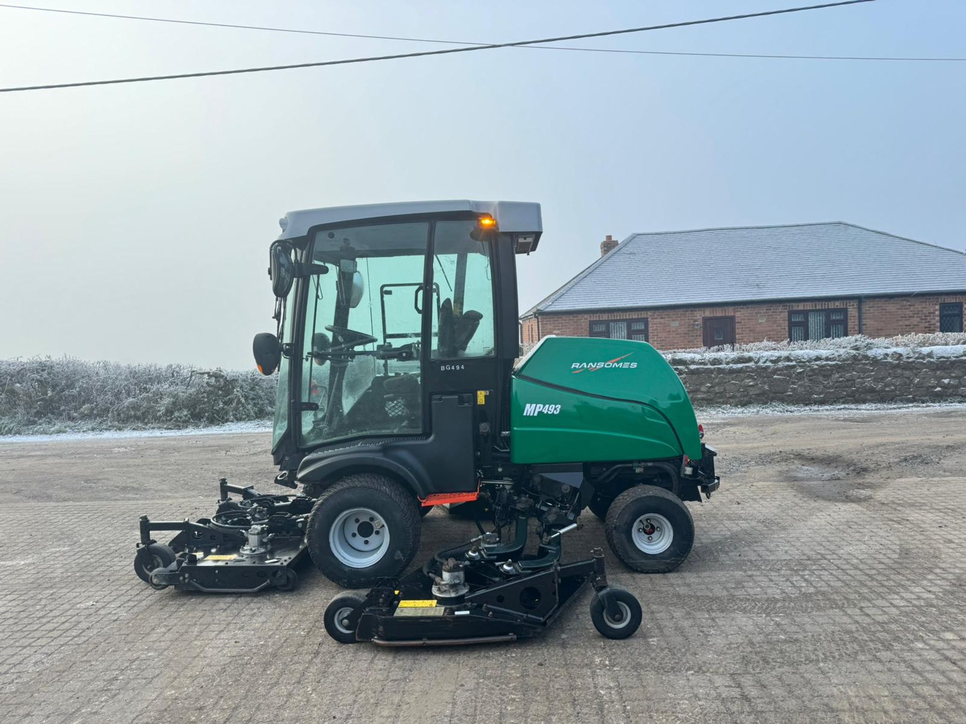 2016 RANSOMES RMP493 BATWING RIDE ON LAWN MOWER WITH FULL GLASS CAB *PLUS VAT* - Image 8 of 33