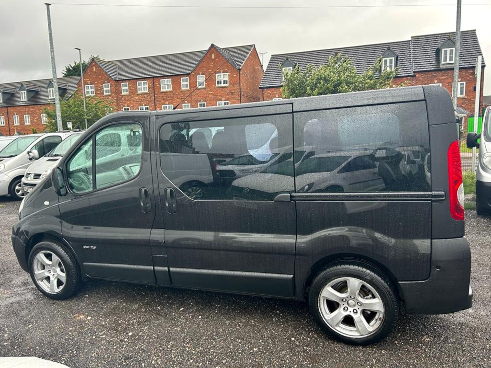 2010 RENAULT TRAFIC SL27 DCI 115 BLACK VAN DERIVED CAR WITH MOBILITY WHEELCHAIR ACCESS *NO VAT* - Image 4 of 18