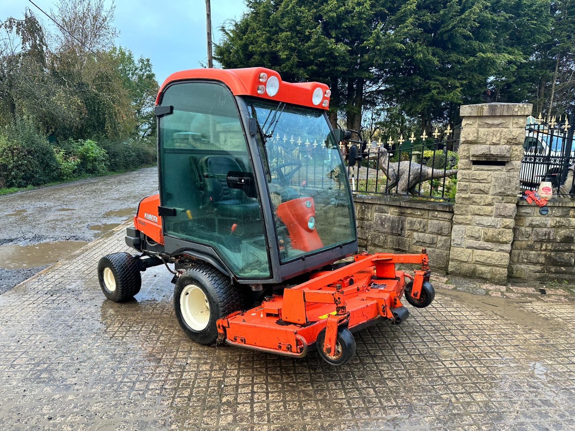 KUBOTA F2880 4WD OUTFRONT RIDE ON MOWER WITH CAB *PLUS VAT* - Image 5 of 15