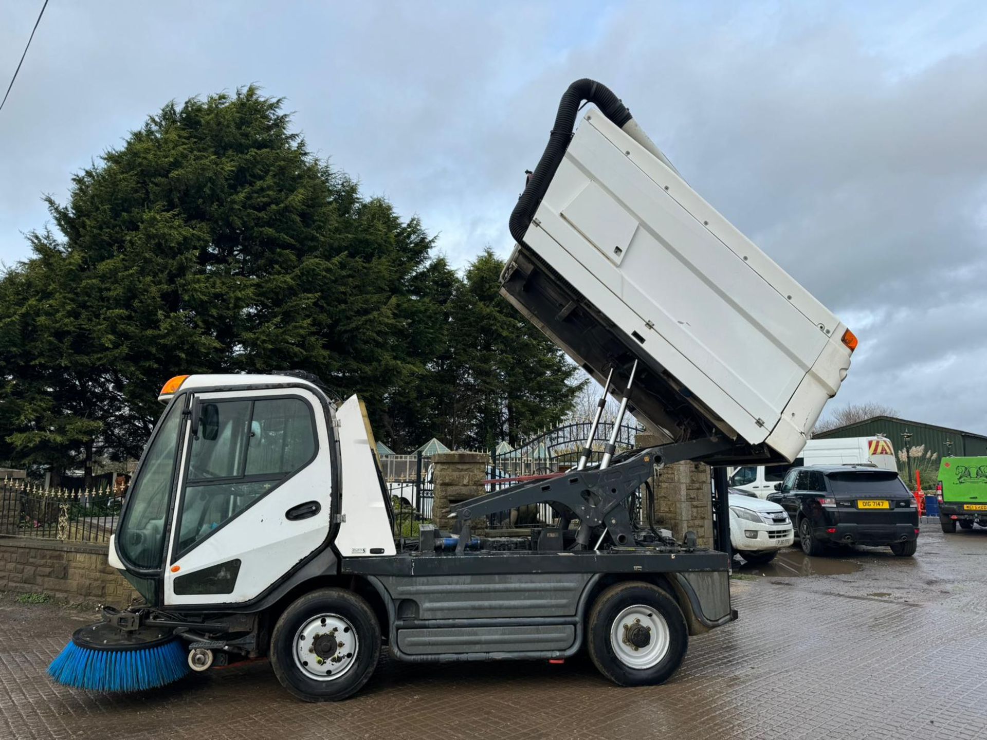 2015 JOHNSTON CX400 MID RANGE ROAD SWEEPER HIGH TIP *PLUS VAT* - Image 4 of 13