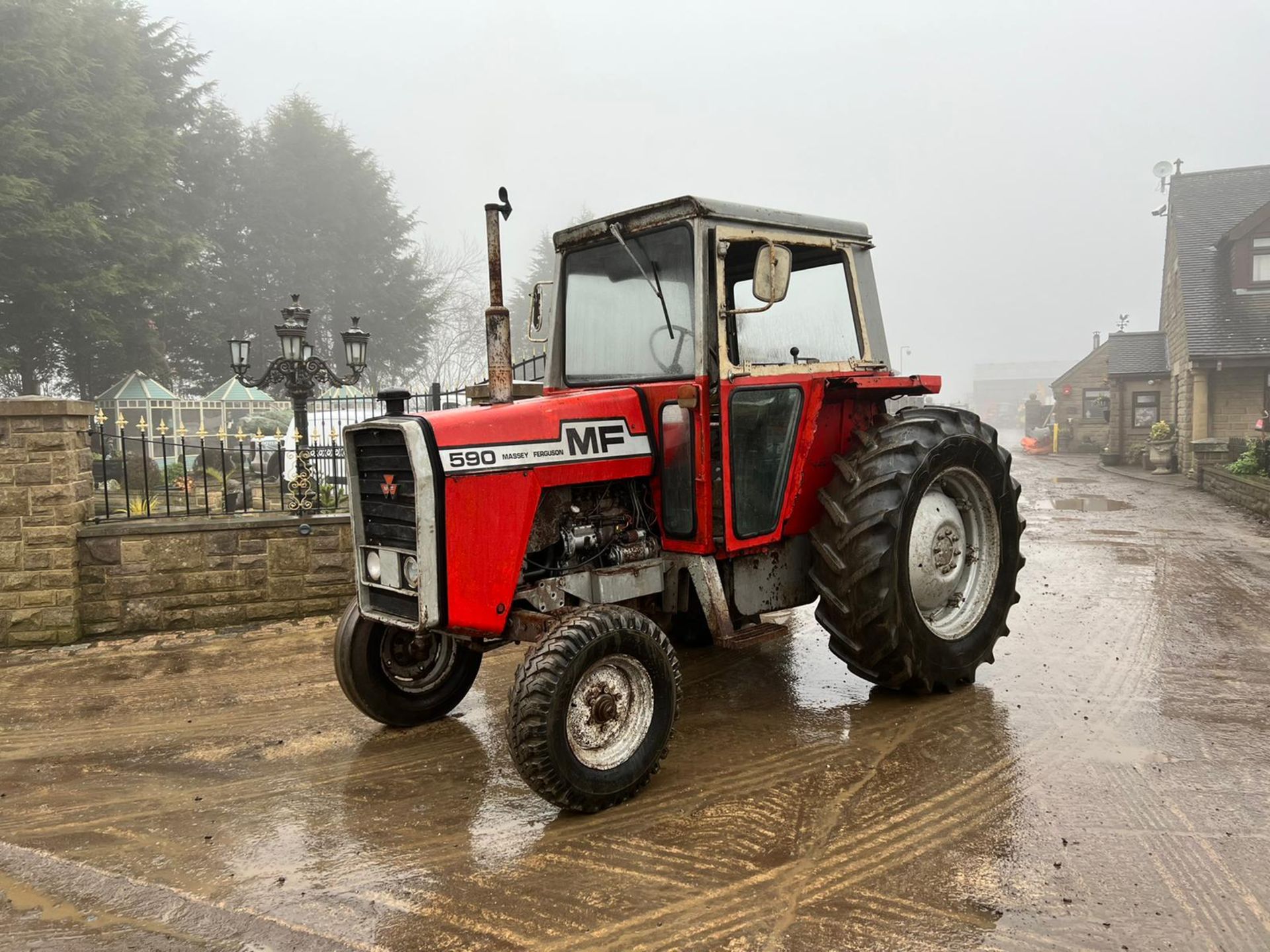 MASSEY FERGUSON 590 75hp TRACTOR, RUNS AND DRIVES, ROAD REGISTERED, CABBED, 2 SPOOLS - Image 3 of 13