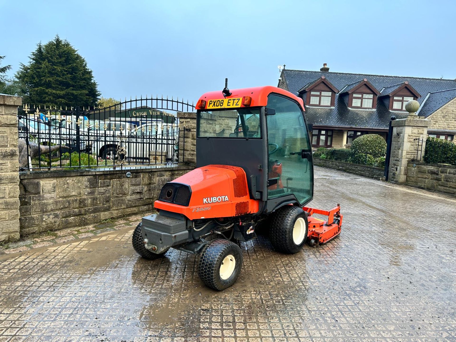 KUBOTA F2880 4WD OUTFRONT RIDE ON MOWER WITH CAB *PLUS VAT* - Image 4 of 15