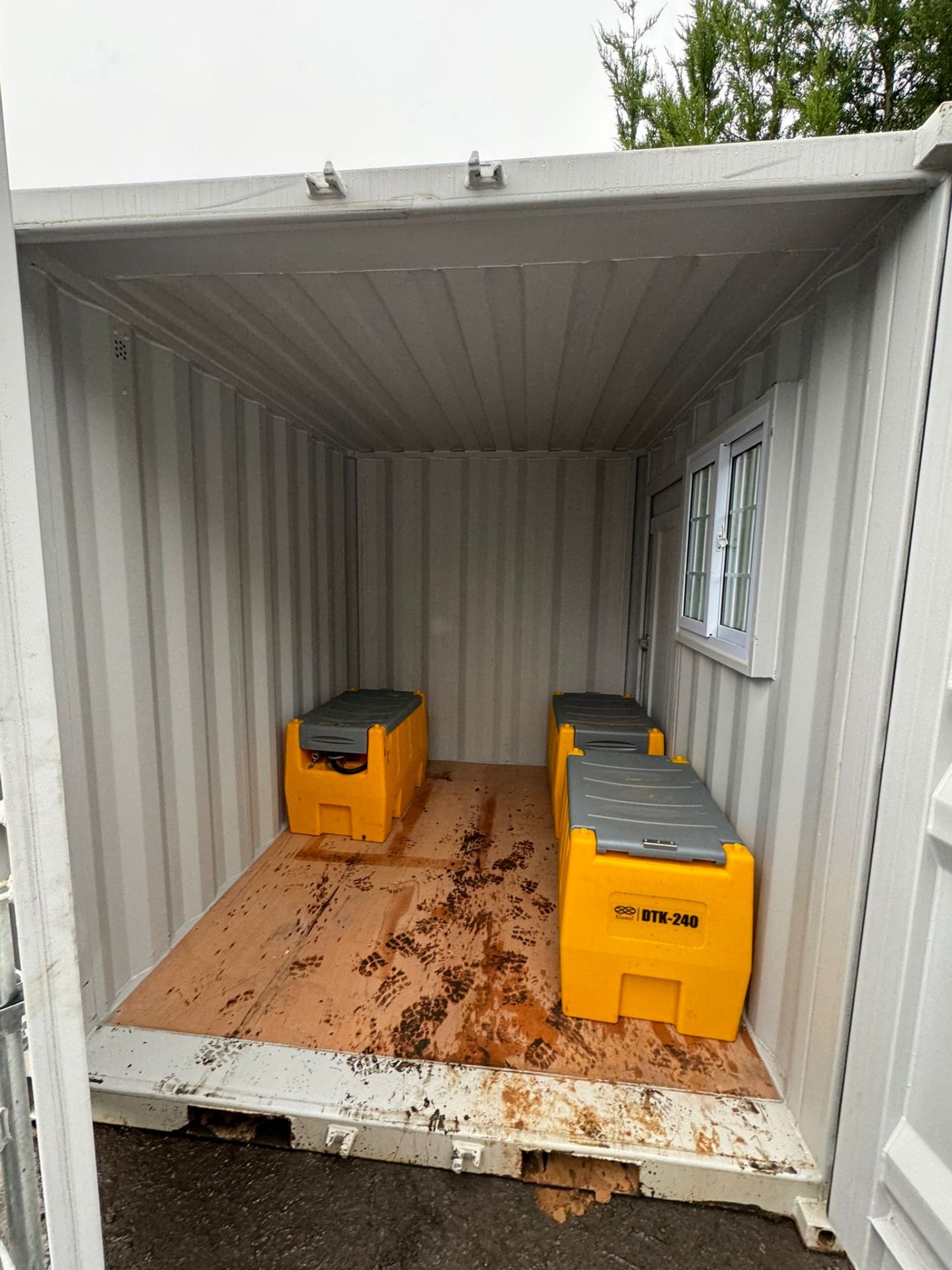 9ft OFFICE CONTAINER SIDE WINDOW SDIE DOOR AND TWO FRONT DOORS *PLUS VAT* - Image 6 of 8