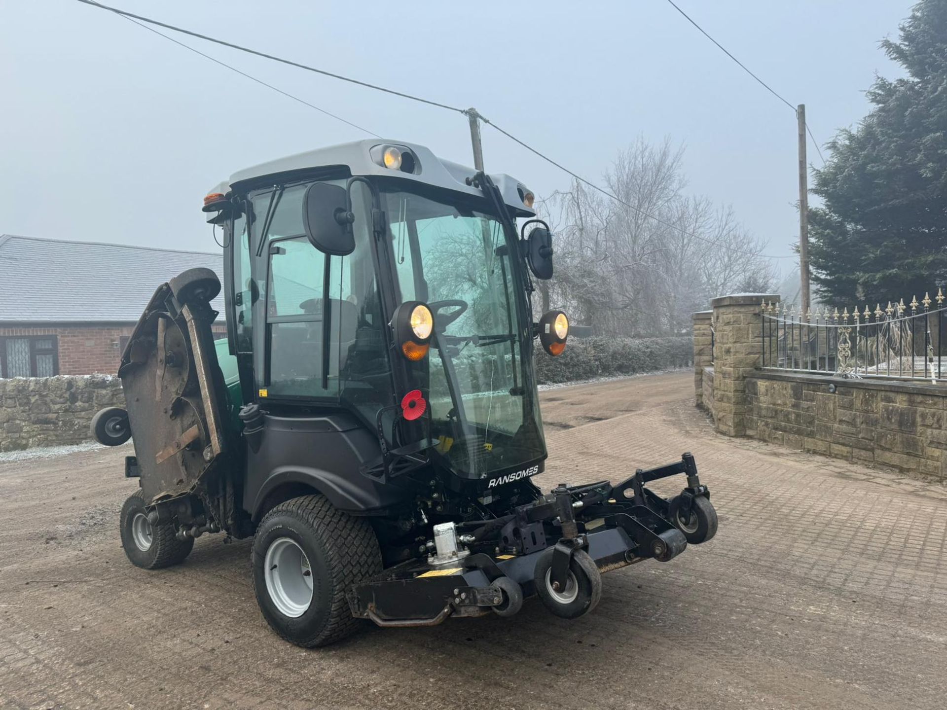 2016 RANSOMES RMP493 BATWING RIDE ON LAWN MOWER WITH FULL GLASS CAB *PLUS VAT* - Image 2 of 33