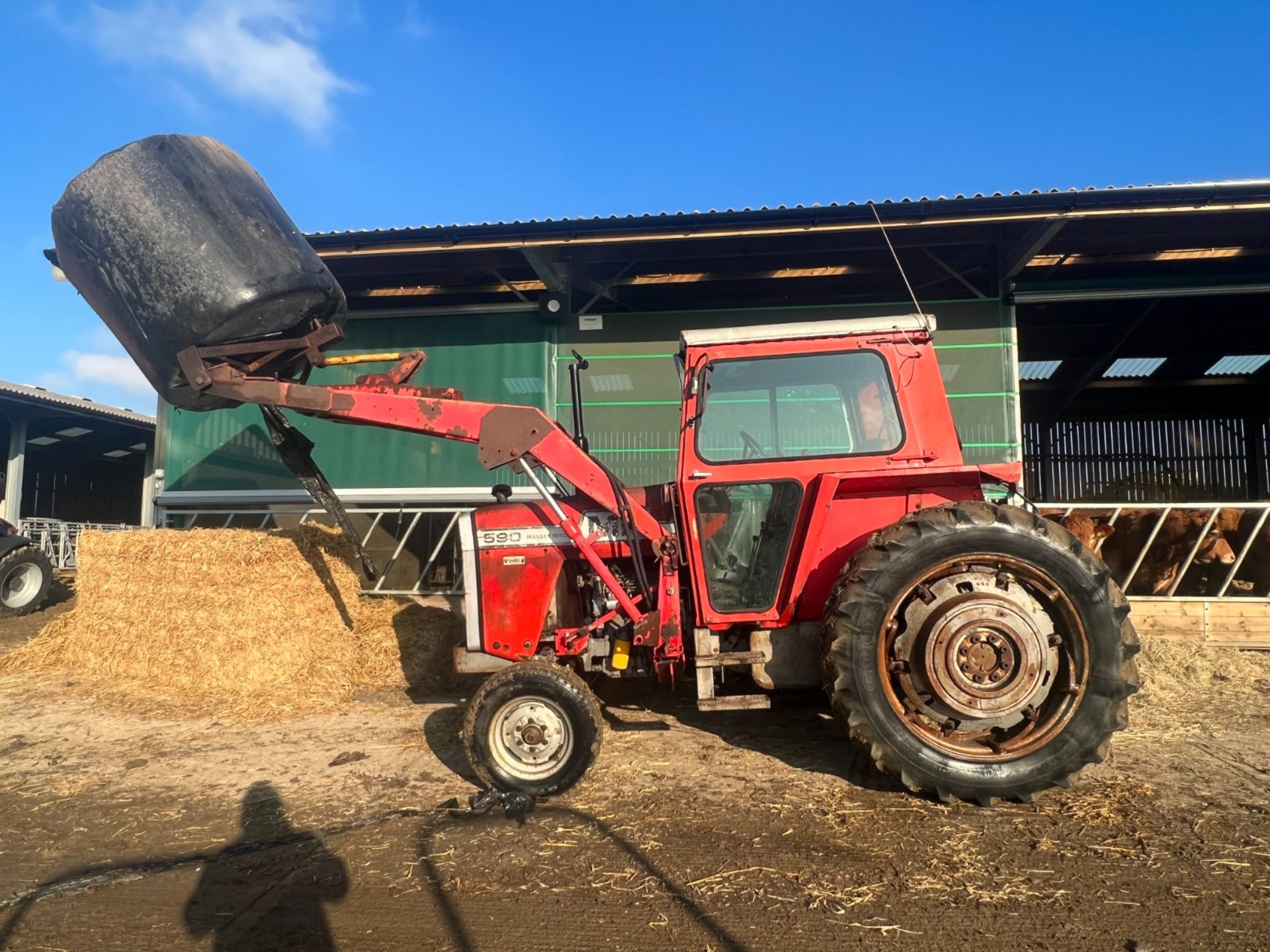 MASSEY FERGUSON 590 TRACTOR WITH FRONT LOADER AND BALE SPIKE *PLUS VAT* - Image 4 of 8