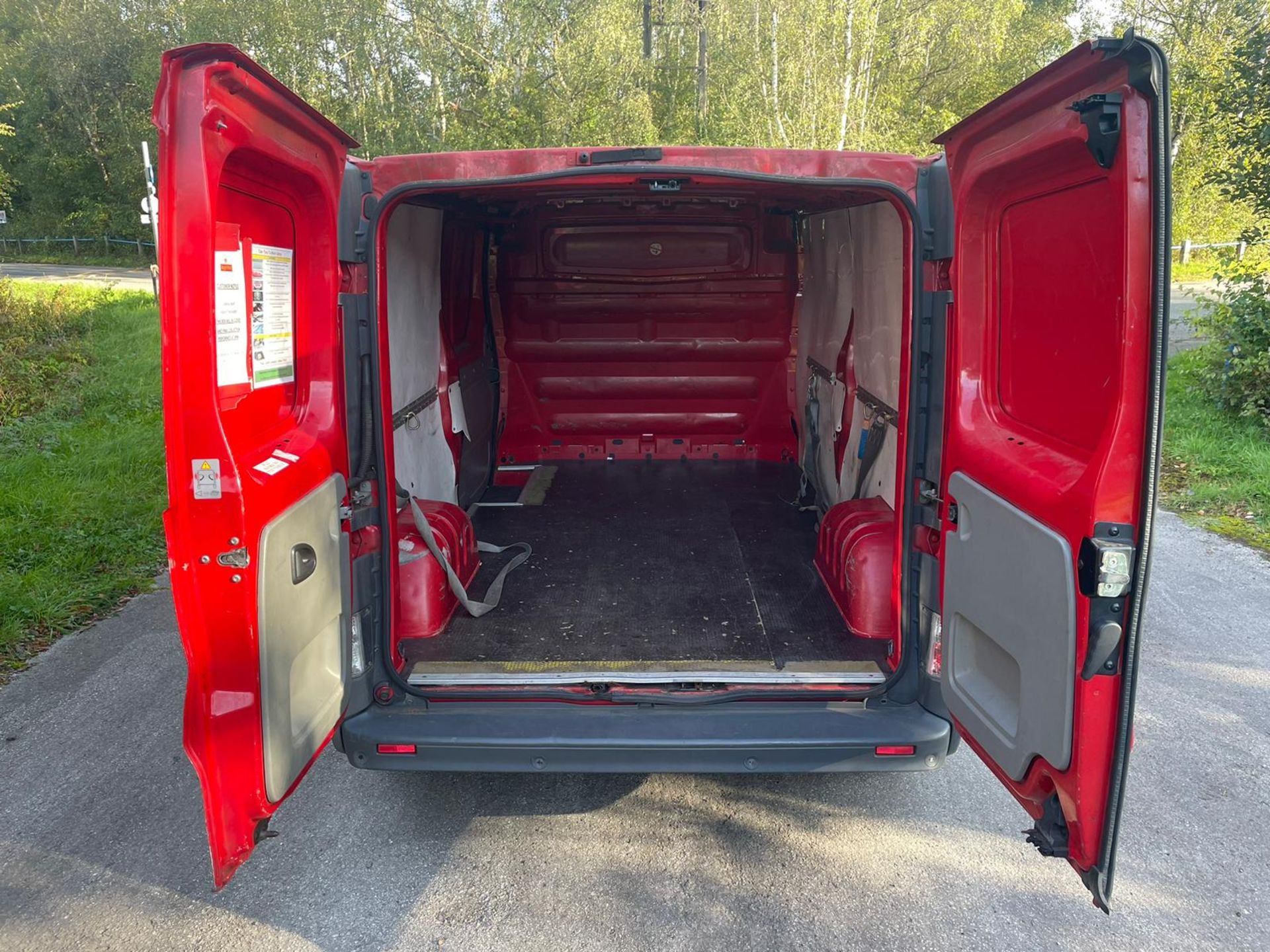 NEW MOT! 2013 VAUXHALL VIVARO 2900 ECOFLEX CDTI LWB RED PANEL VAN *NO VAT* - Image 7 of 18