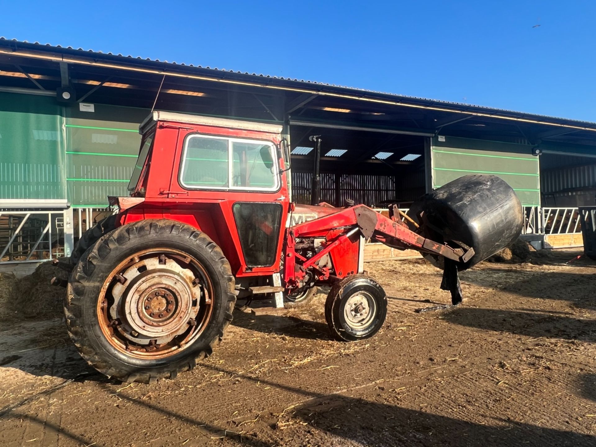 MASSEY FERGUSON 590 TRACTOR WITH FRONT LOADER AND BALE SPIKE *PLUS VAT* - Image 2 of 8