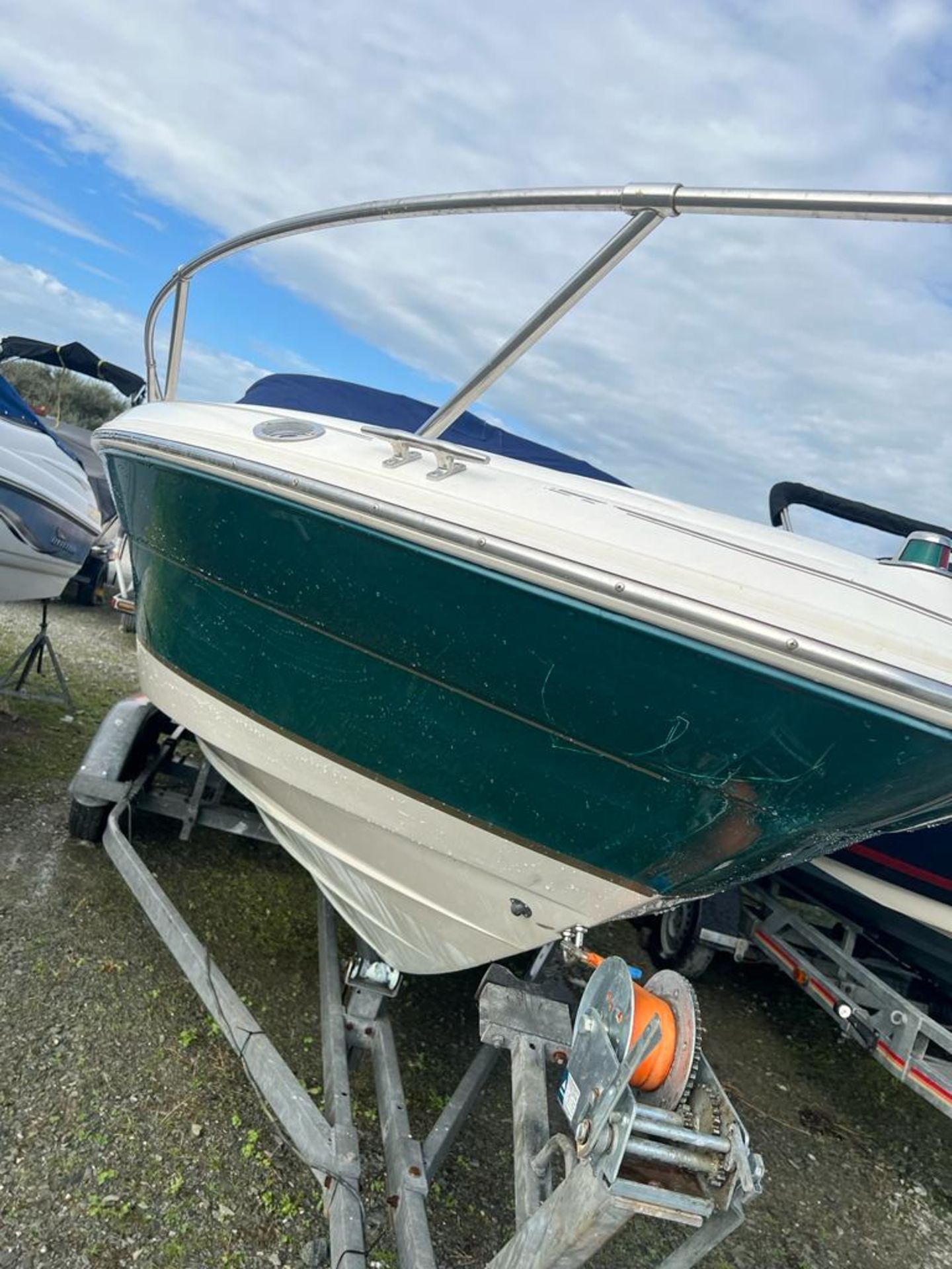 2001 Sea Ray 230 overnighter 5.7 V8 MerCruiser Inboard *NO VAT* - Image 5 of 27