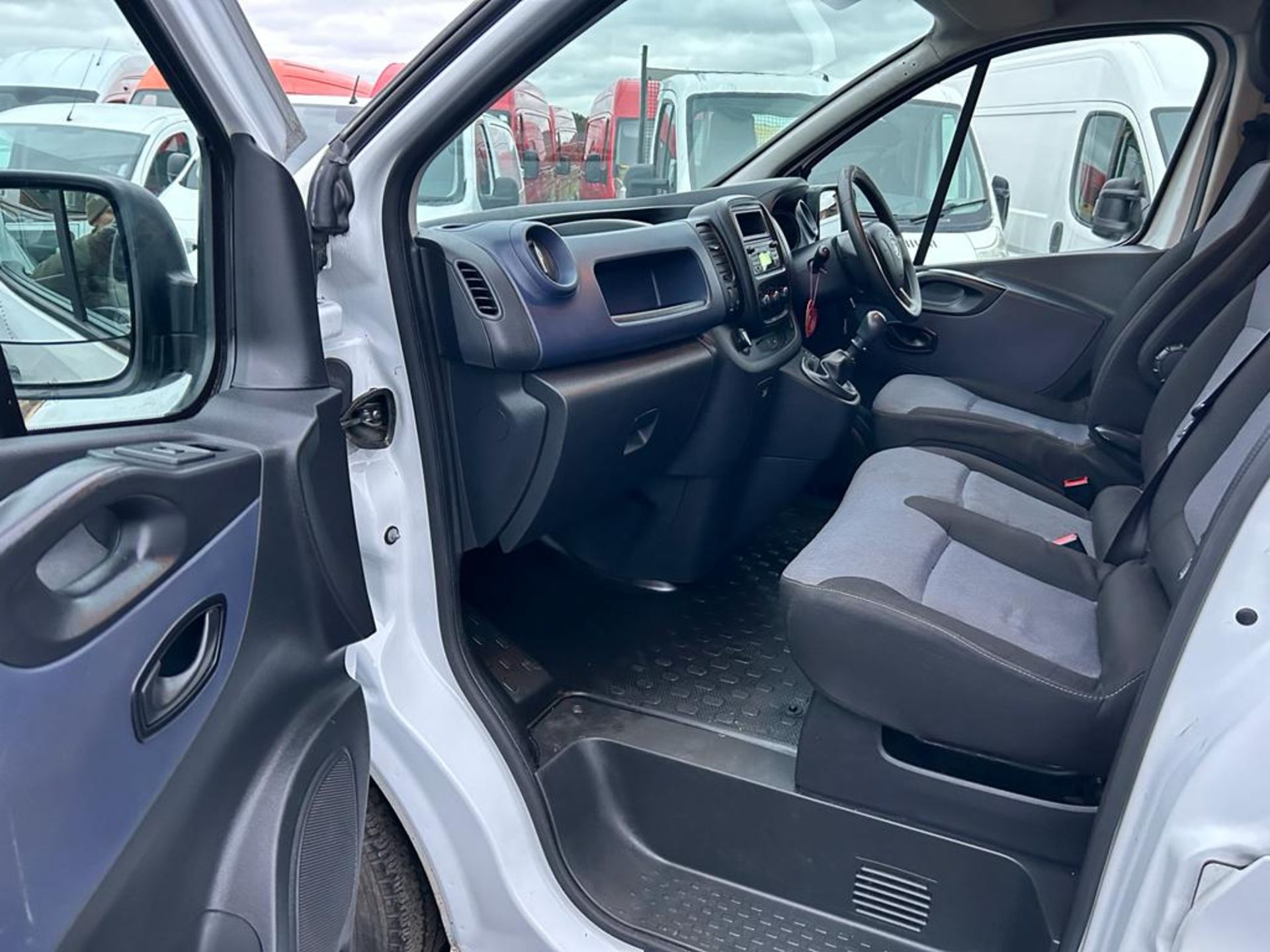 2016 VAUXHALL VIVARO 2700 CDTI WHITE PANEL VAN *NO VAT* - Image 14 of 14