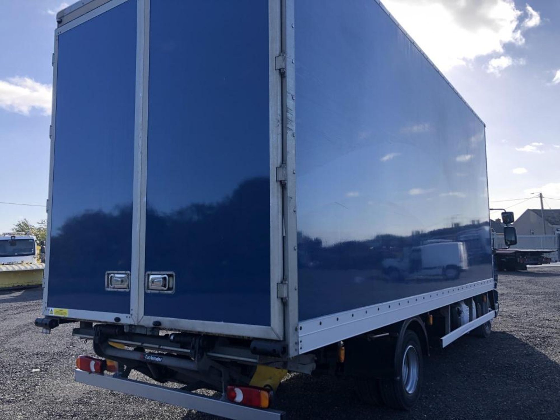 2017 DAF LF 45.150 7.5 ton BOX TRUCK WITH UNDER FLOOR TAIL LIFT *PLUS VAT* - Image 3 of 7