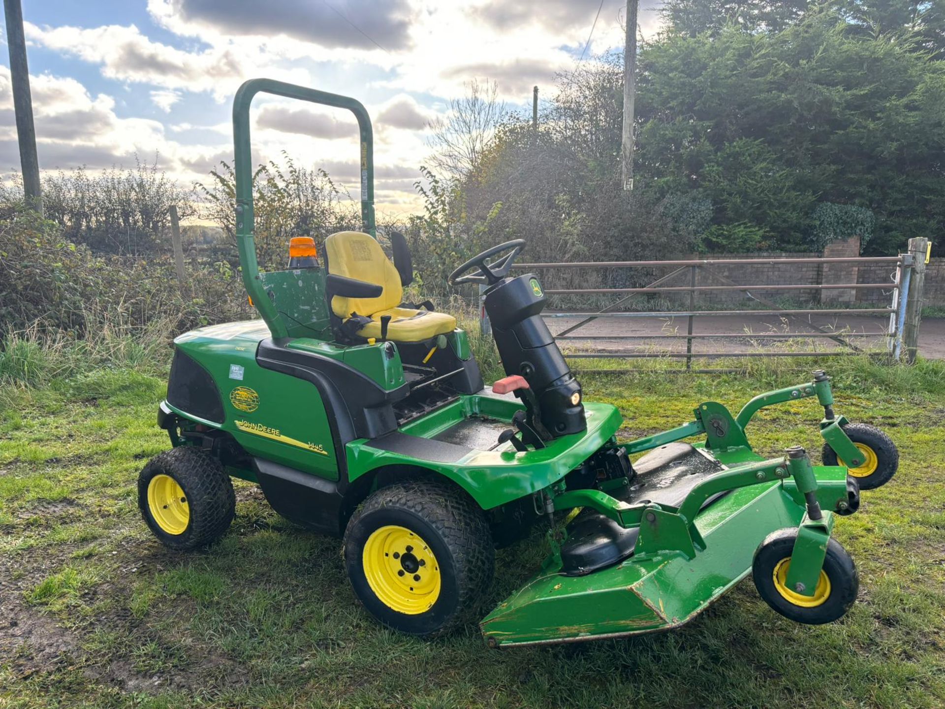 JOHN DEERE 1445 4WD OUTFRONT RIDE ON MOWER *PLUS VAT*