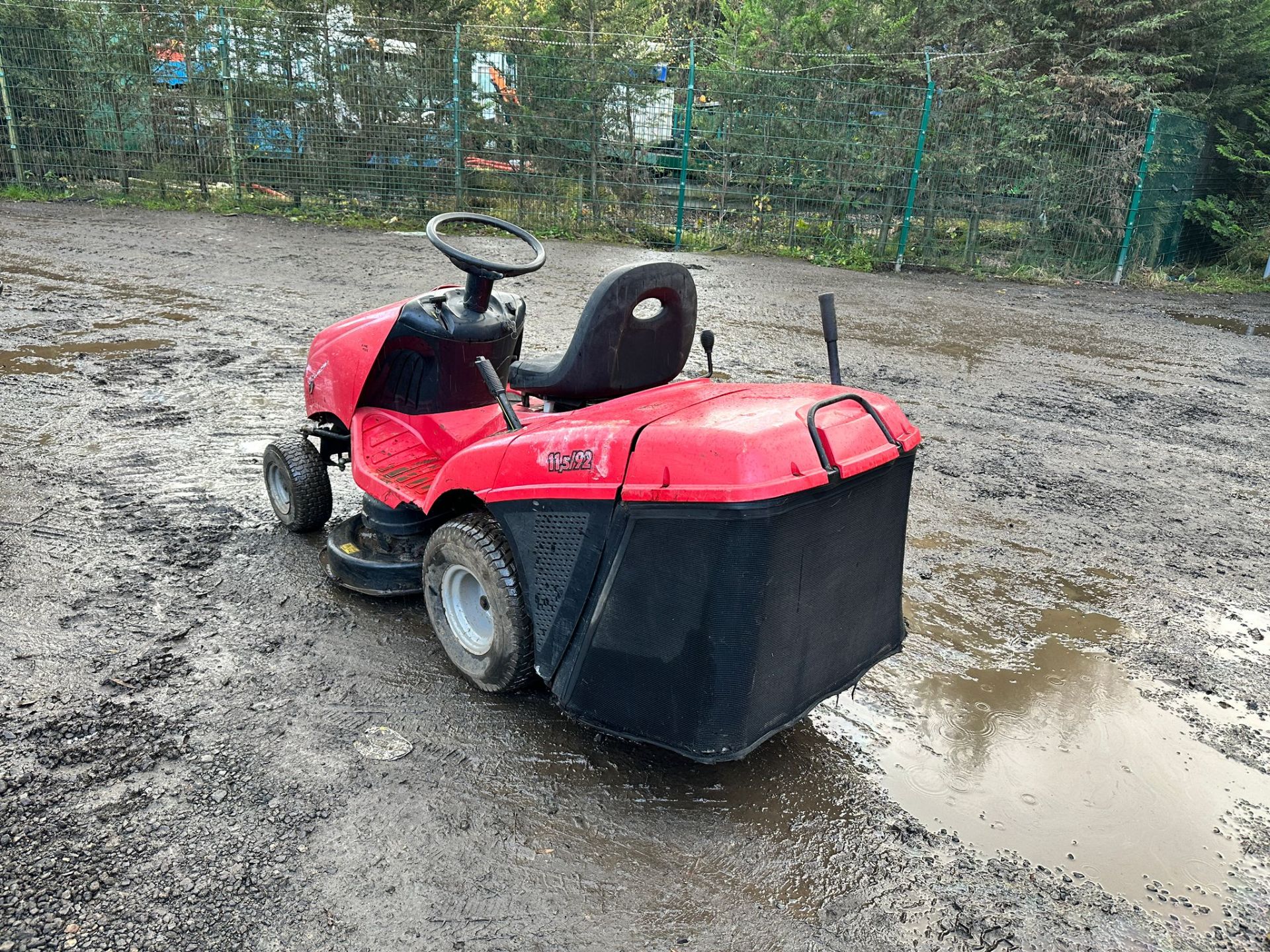 CASTLE GARDEN 11.5/92 RIDE ON MOWER WITH REAR COLLECTOR *PLUS VAT* - Image 3 of 5