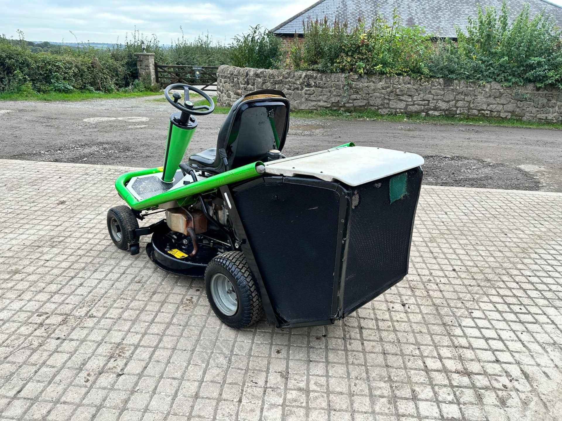 ETESIA MKHP HYDRO 80 RIDE ON MOWER WITH REAR COLLECTOR *NO VAT* - Image 3 of 12