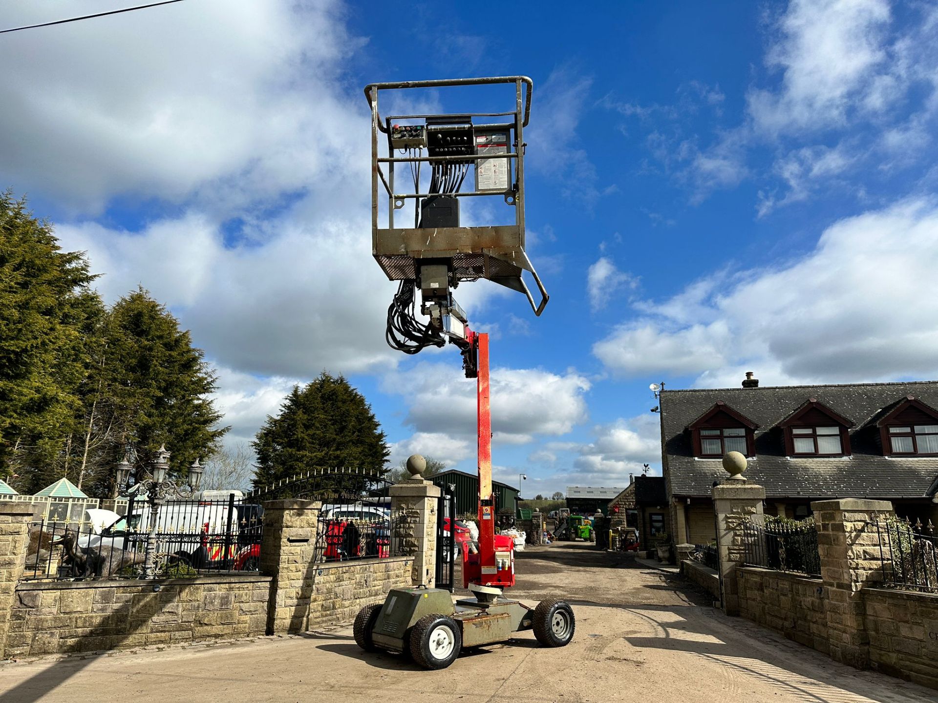 2010 Niftylift HR12 NDE HeightRider 12 Bi-Fuel Wheeled Boom Lift *PLUS VAT* - Image 9 of 19