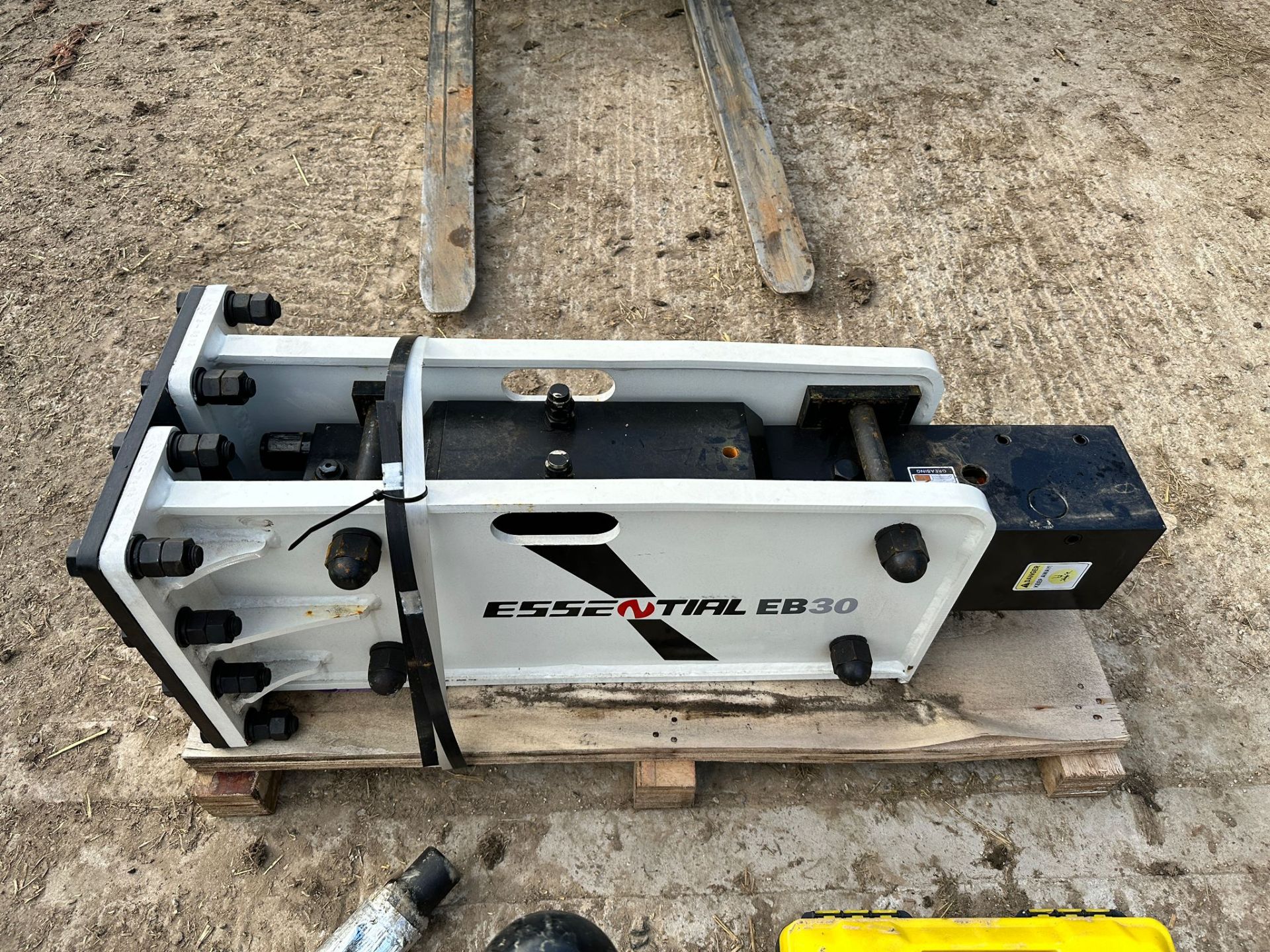 NEW/UNUSED ESSENTIAL EB30 HYDRAULIC ROCK BREAKER *PLUS VAT* - Image 2 of 11