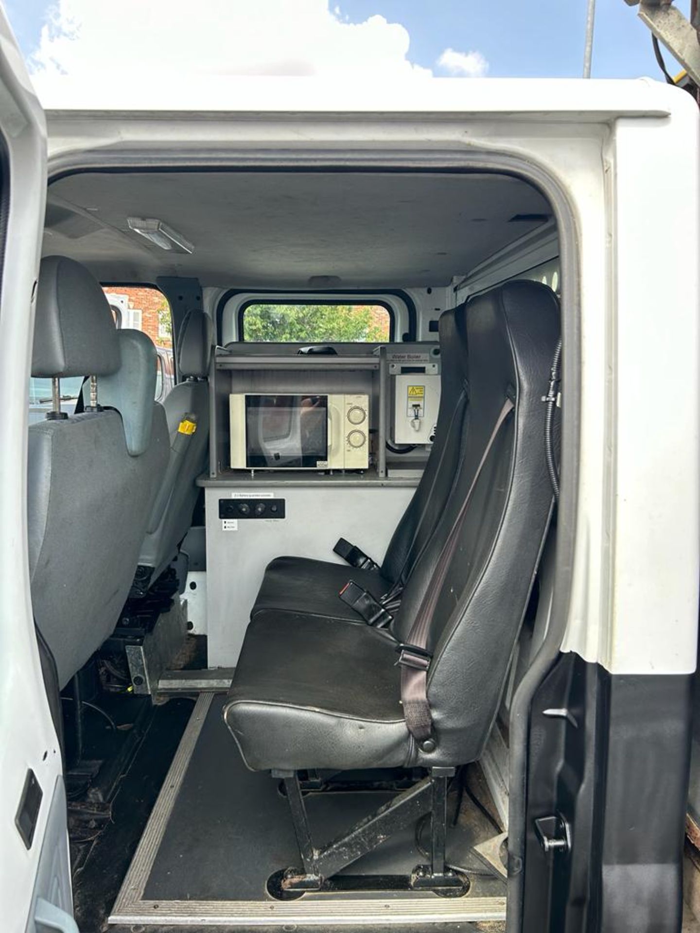 2011 FORD TRANSIT 100 T350L D/C RWD WHITE CHASSIS CAB *NO VAT* - Image 13 of 14