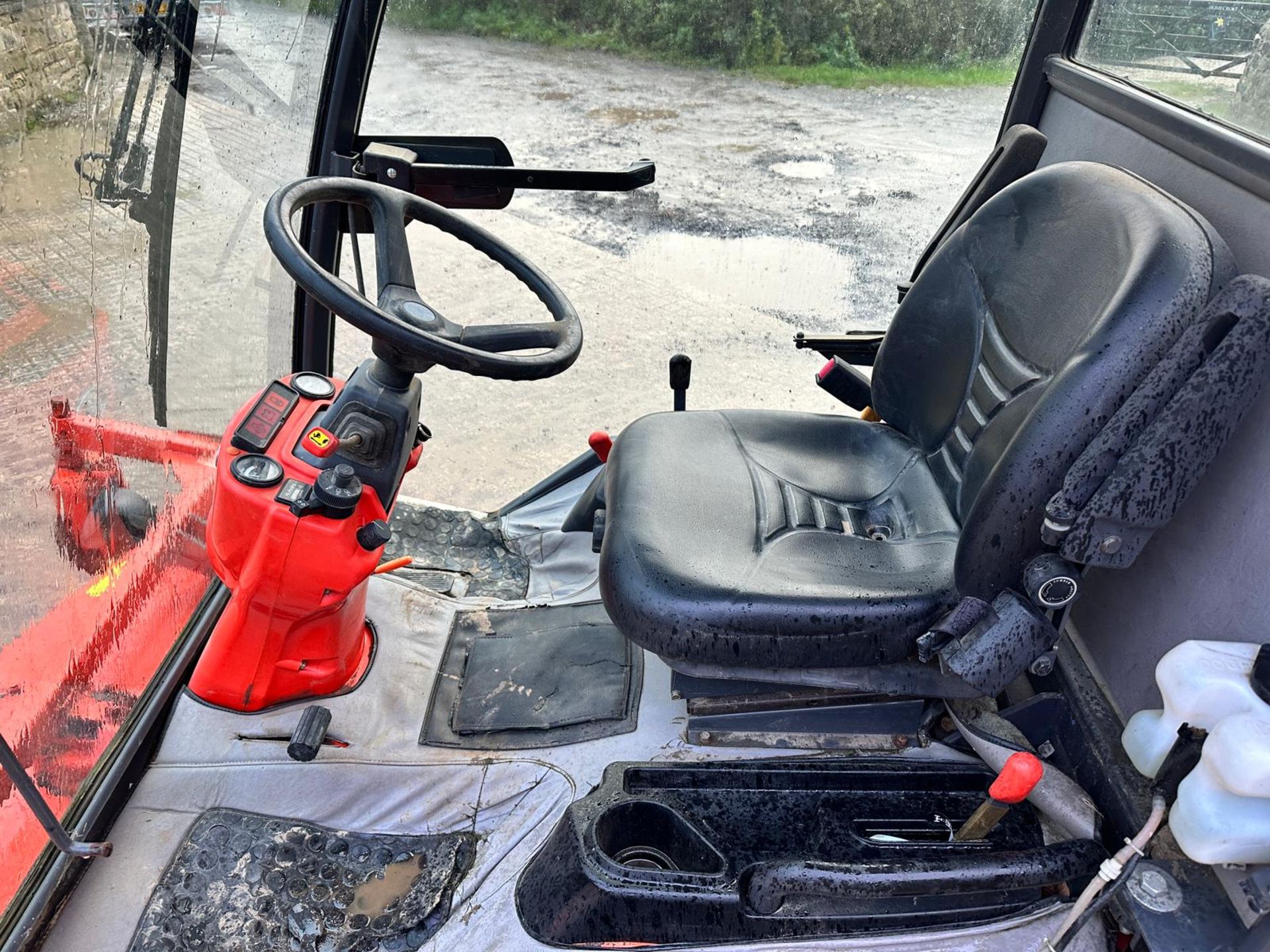 KUBOTA F2880 4WD OUTFRONT RIDE ON MOWER WITH CAB *PLUS VAT* - Image 11 of 15