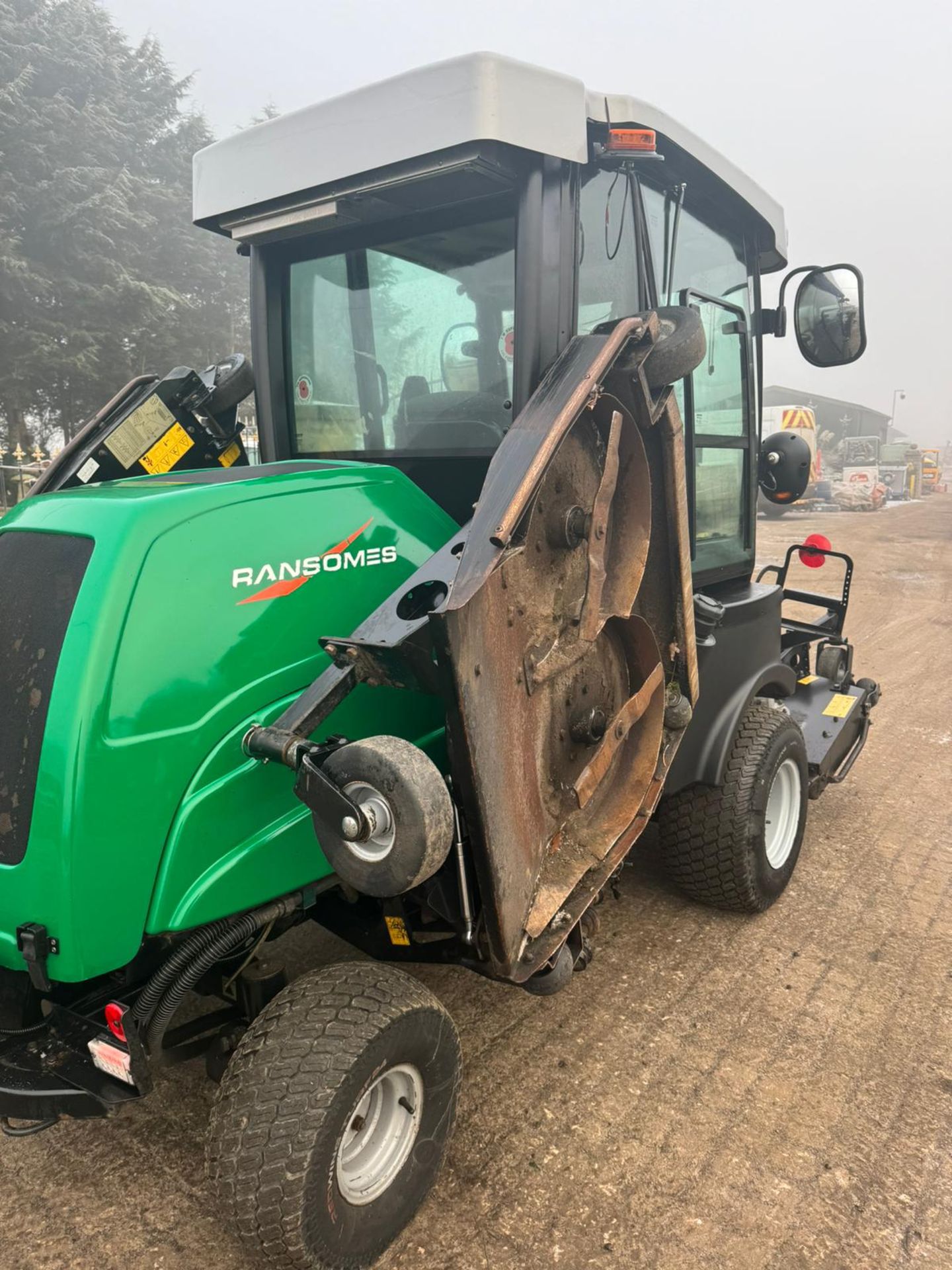 2016 RANSOMES RMP493 BATWING RIDE ON LAWN MOWER WITH FULL GLASS CAB *PLUS VAT* - Image 22 of 33