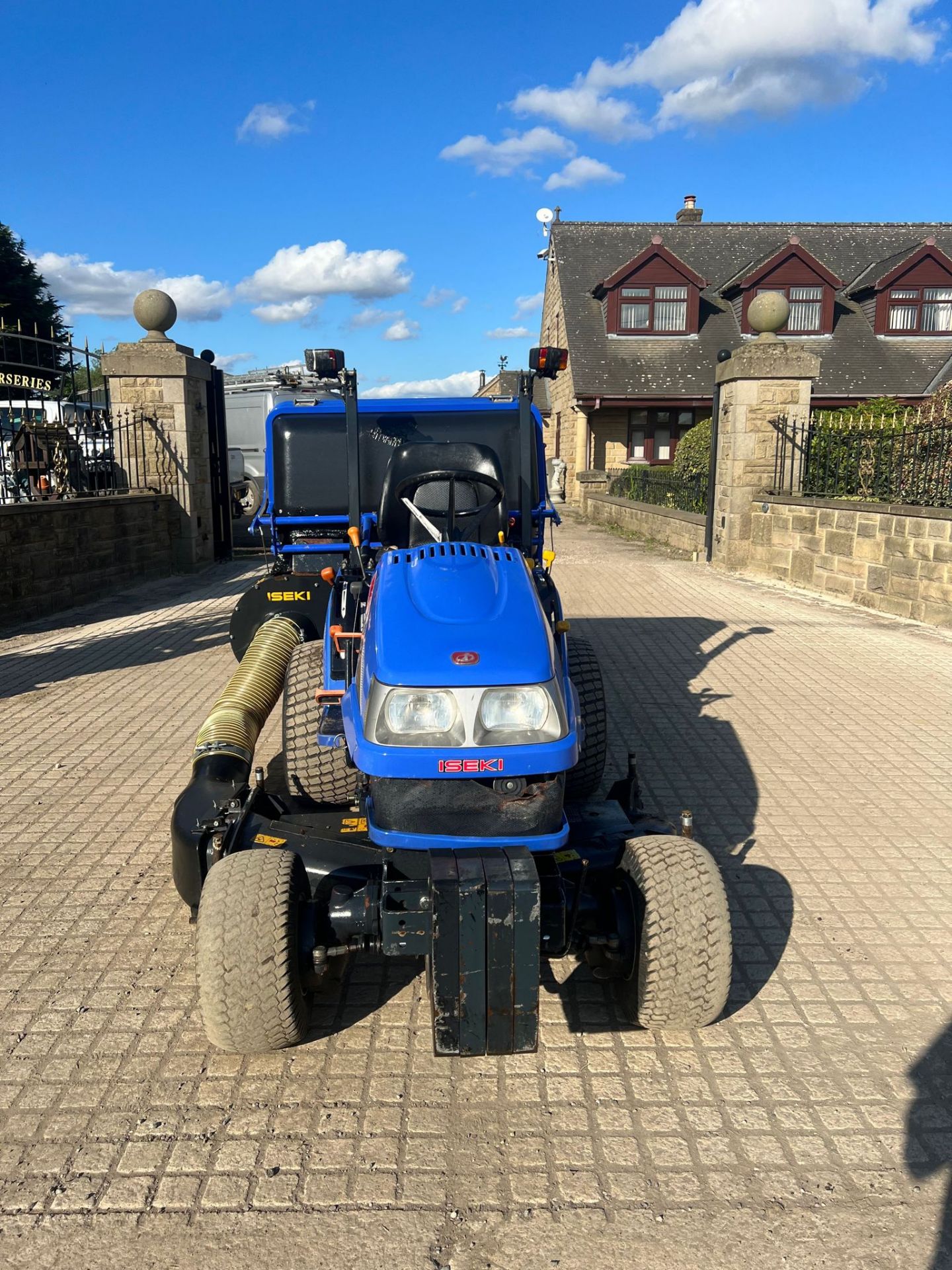 ISEKI TXG 23 RIDE ON LAWN MOWER AND COLLECTOR! *PLUS VAT* - Image 3 of 11