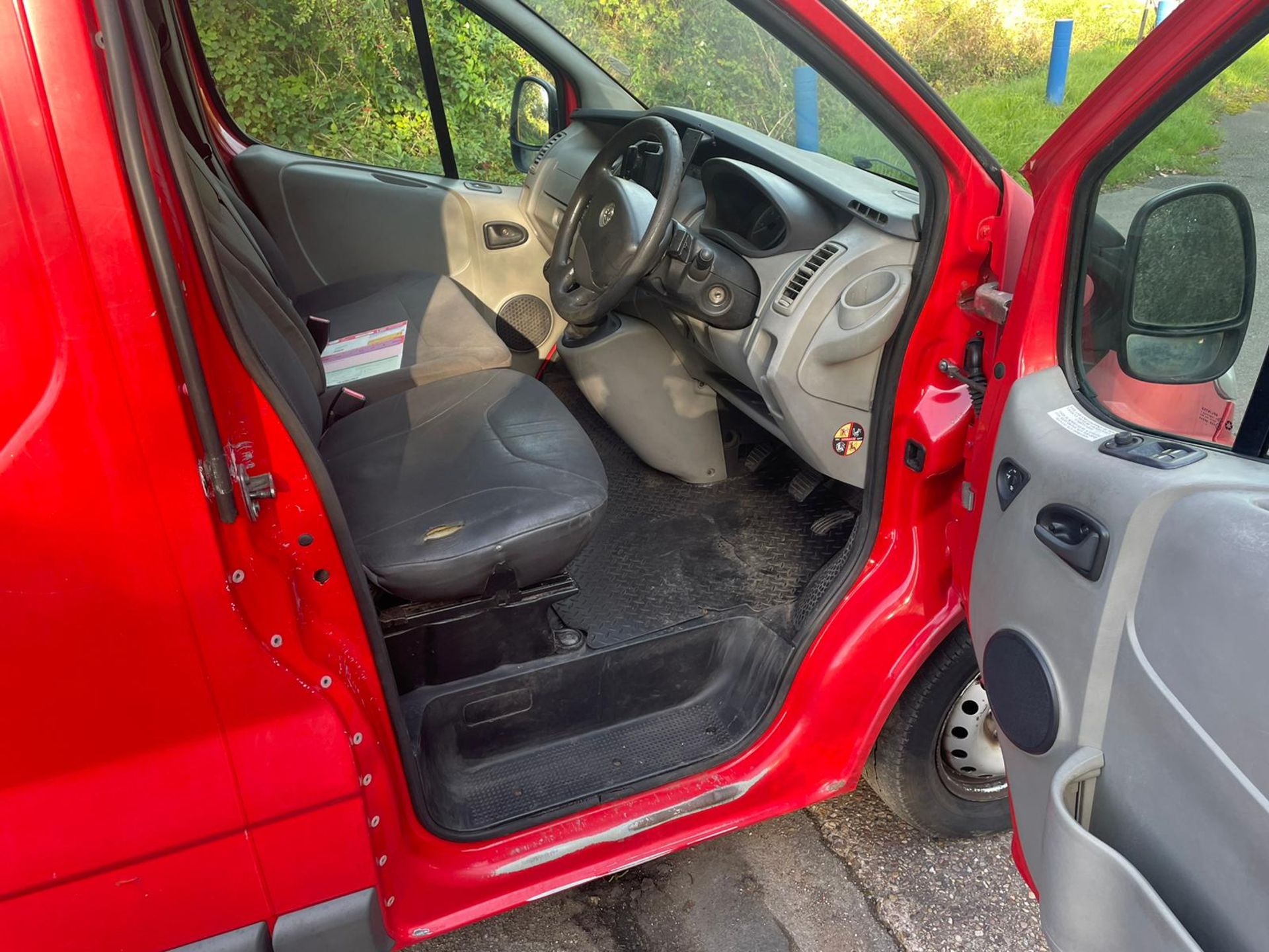 NEW MOT! 2013 VAUXHALL VIVARO 2900 ECOFLEX CDTI LWB RED PANEL VAN *NO VAT* - Image 10 of 18