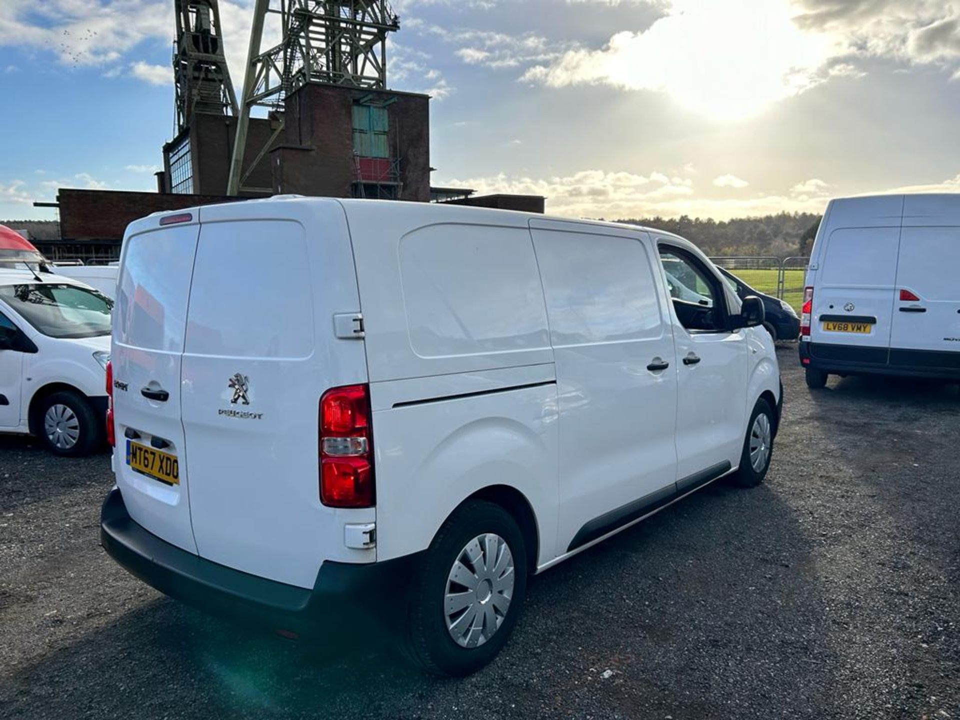 2018 PEUGEOT EXPERT PRO STANDARD BLUE HDI WHITE PANEL VAN *NO VAT* - Image 11 of 18