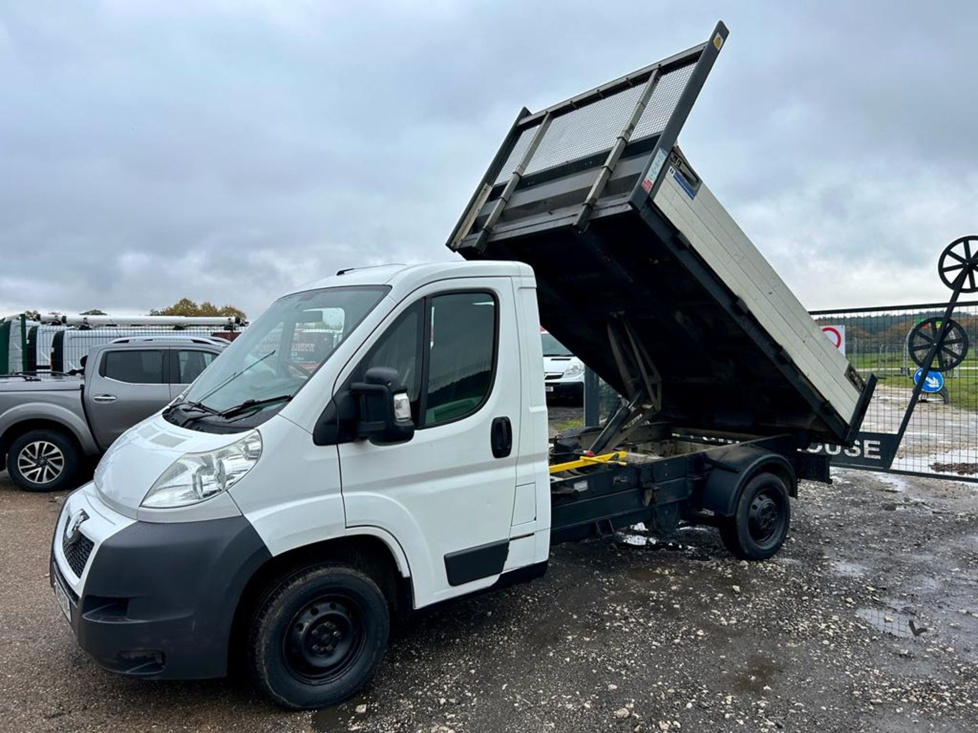 2011 PEUGEOT BOXER 335 L2 HDI WHITE CHASSIS CAB TIPPER BODY *NO VAT* - Image 3 of 16