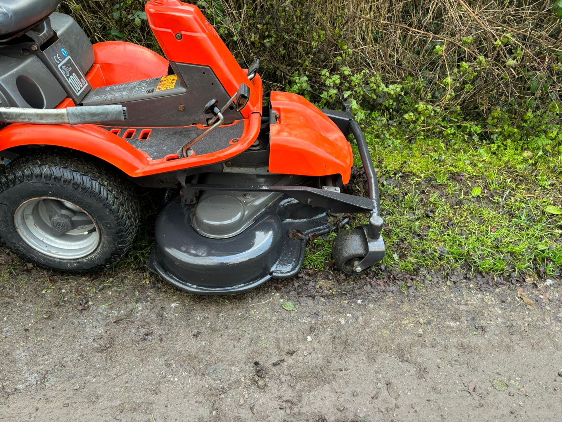 HUSQVARNA R18 AWD OUTFRONT RIDE ON LAWN MOWER *PLUS VAT* - Image 17 of 18