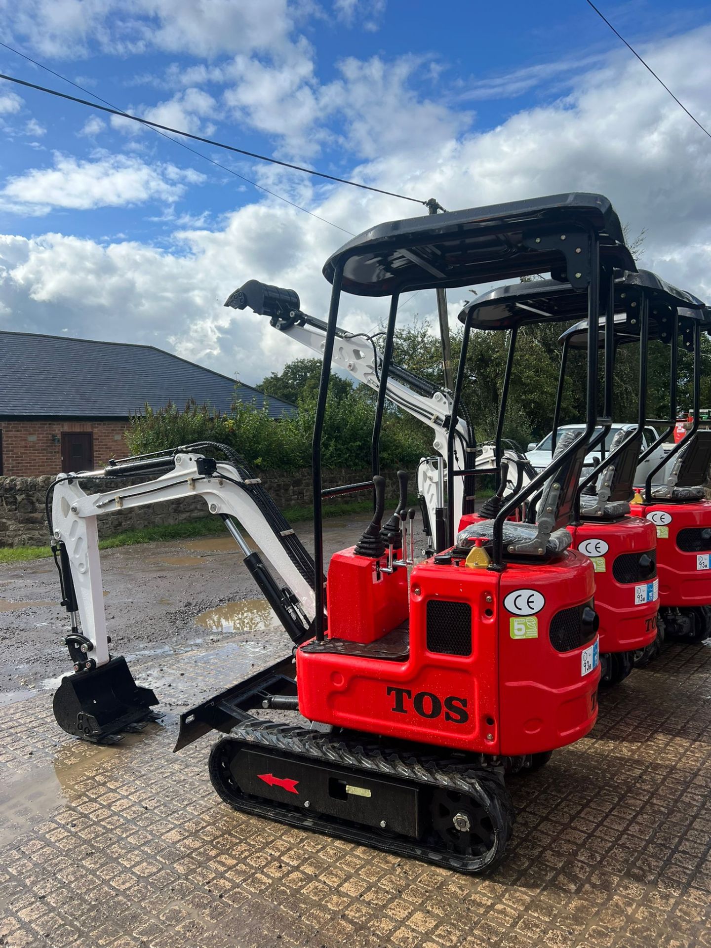 NEW/UNUSED TOS R319 MINI EXCAVATOR *PLUS VAT* - Image 3 of 10