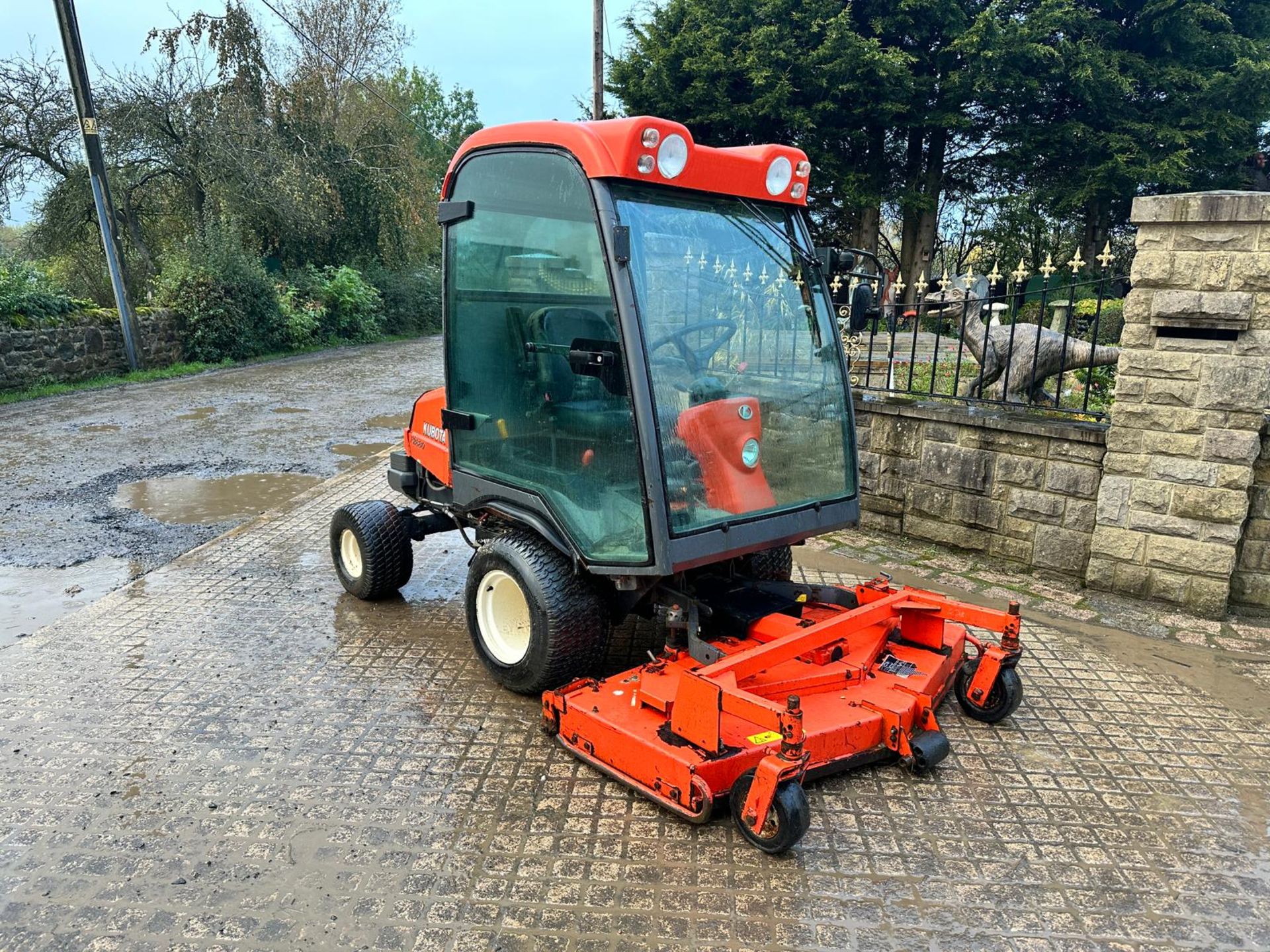 KUBOTA F2880 4WD OUTFRONT RIDE ON MOWER WITH CAB *PLUS VAT*