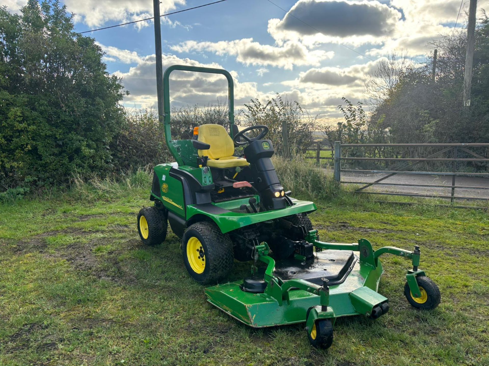 JOHN DEERE 1445 4WD OUTFRONT RIDE ON MOWER *PLUS VAT* - Image 3 of 14